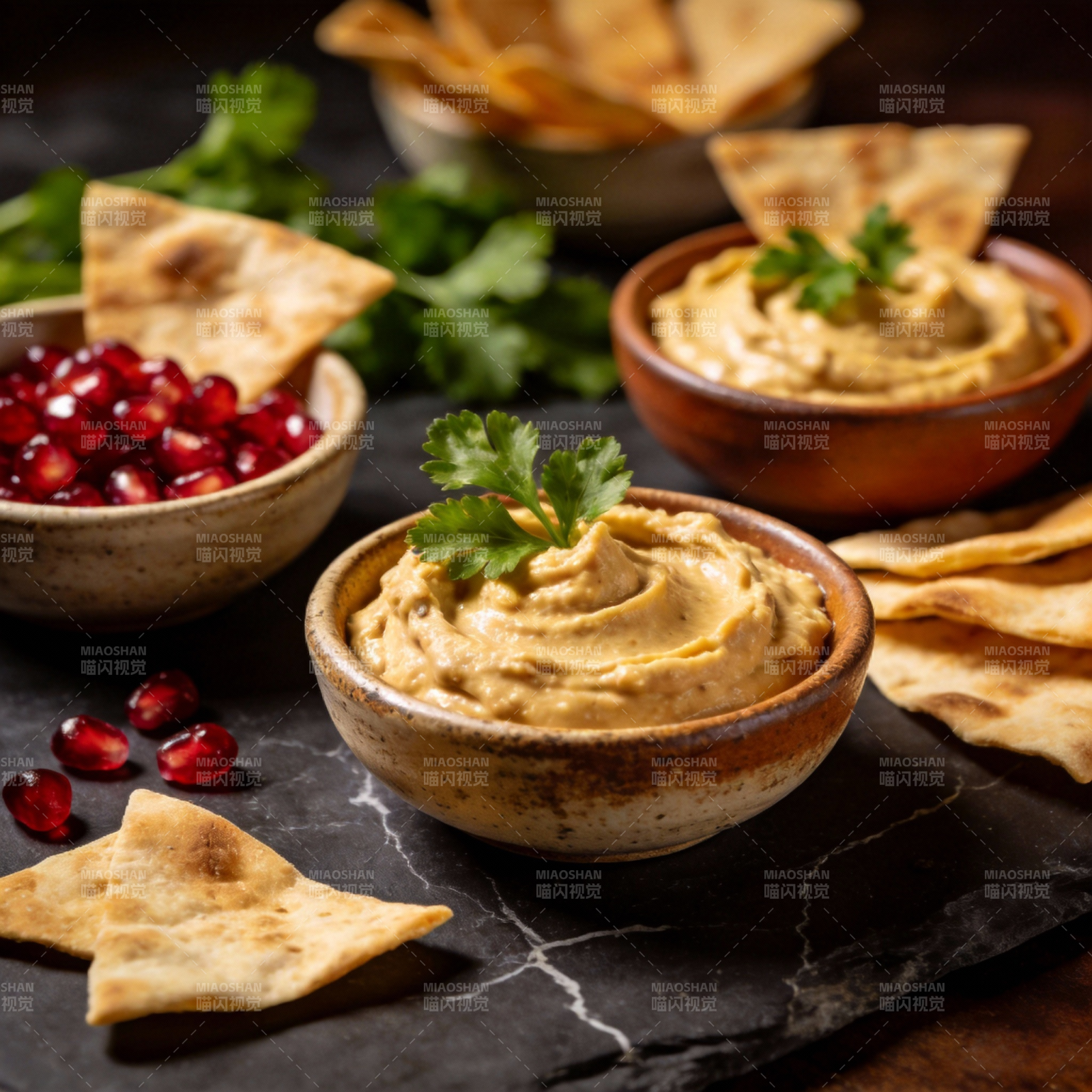 美味鹰嘴豆泥配脆饼图片