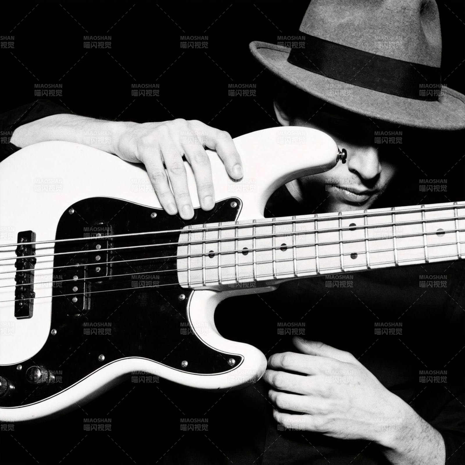 低音吉他手图片