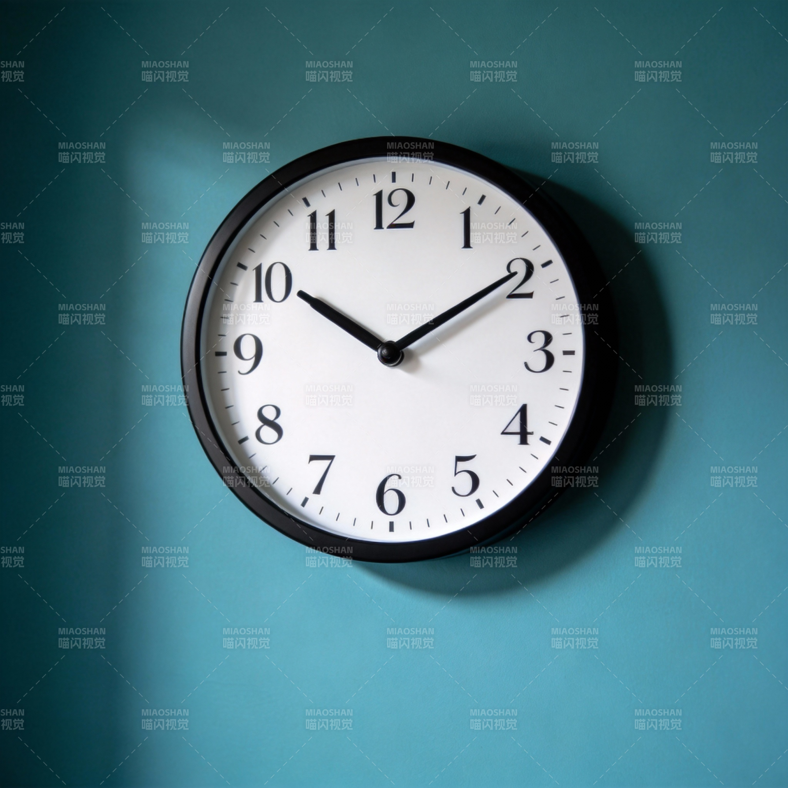 墙上时钟显示十点十分图片