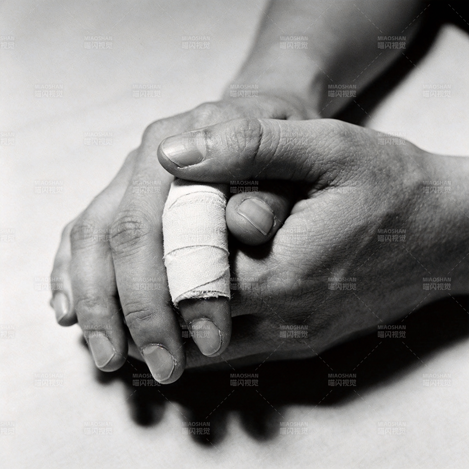 缠绕的指尖图片