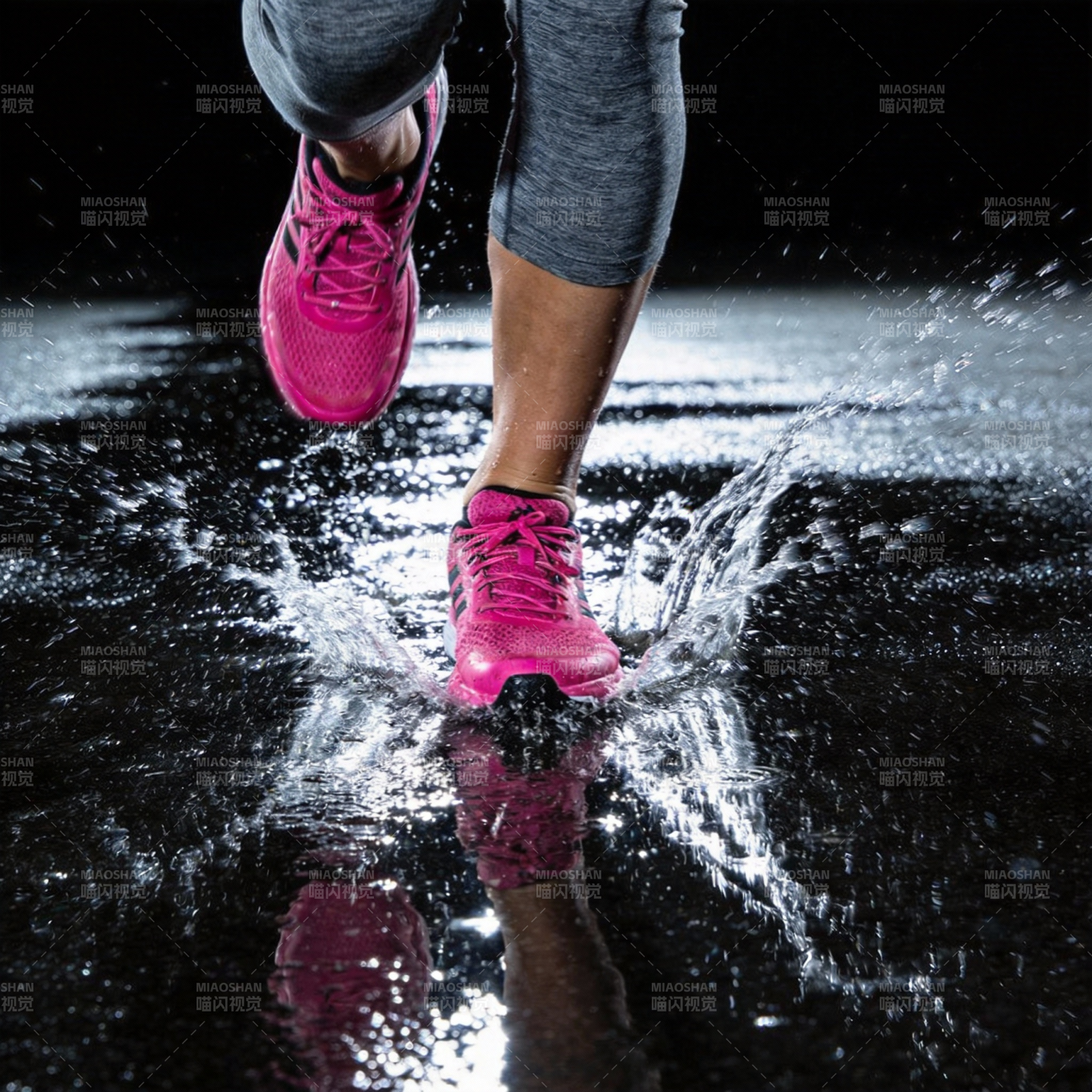 雨中奔跑的瞬间图片