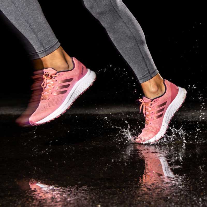 雨中奔跑的瞬间图片