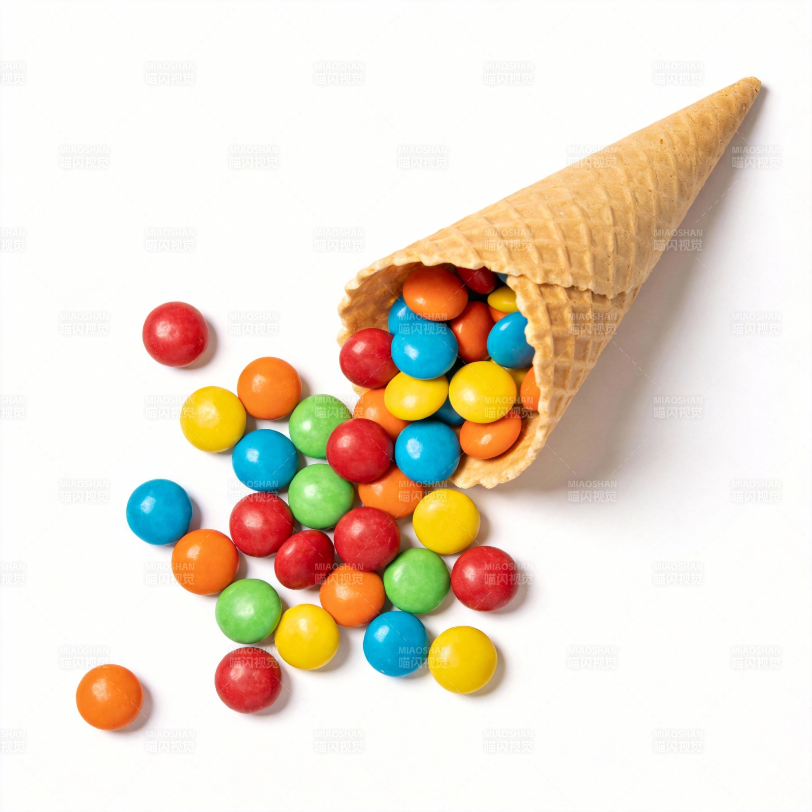 彩色糖果洒落冰淇淋锥图片