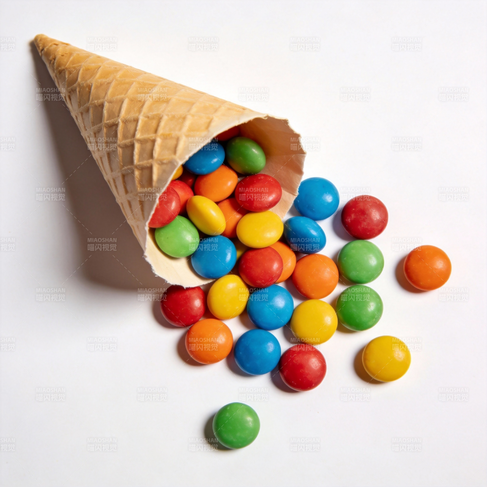 彩色糖果洒落冰激凌锥图片