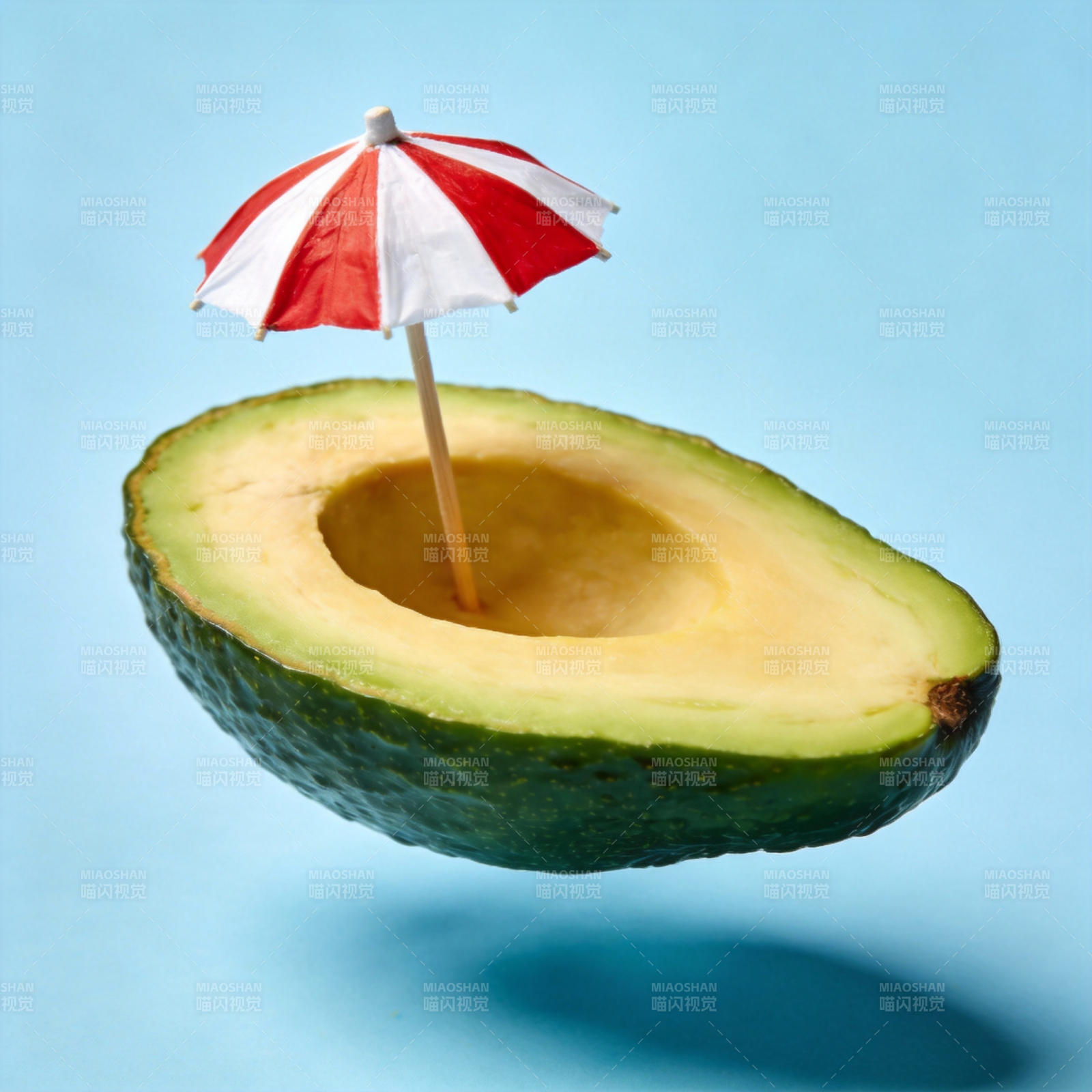 牛油果上的小伞图片