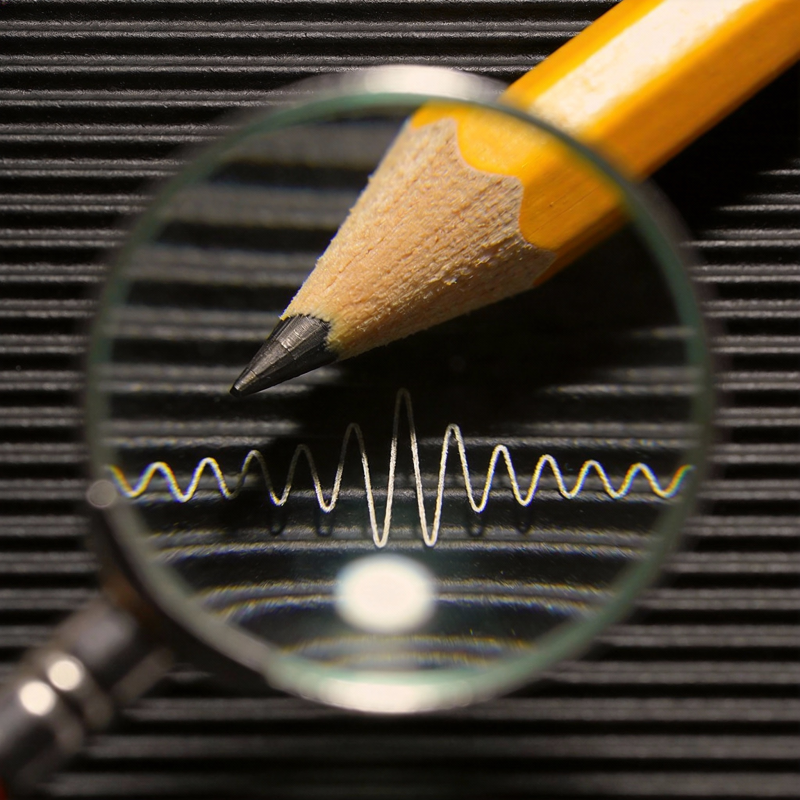 放大镜下的铅笔尖图片