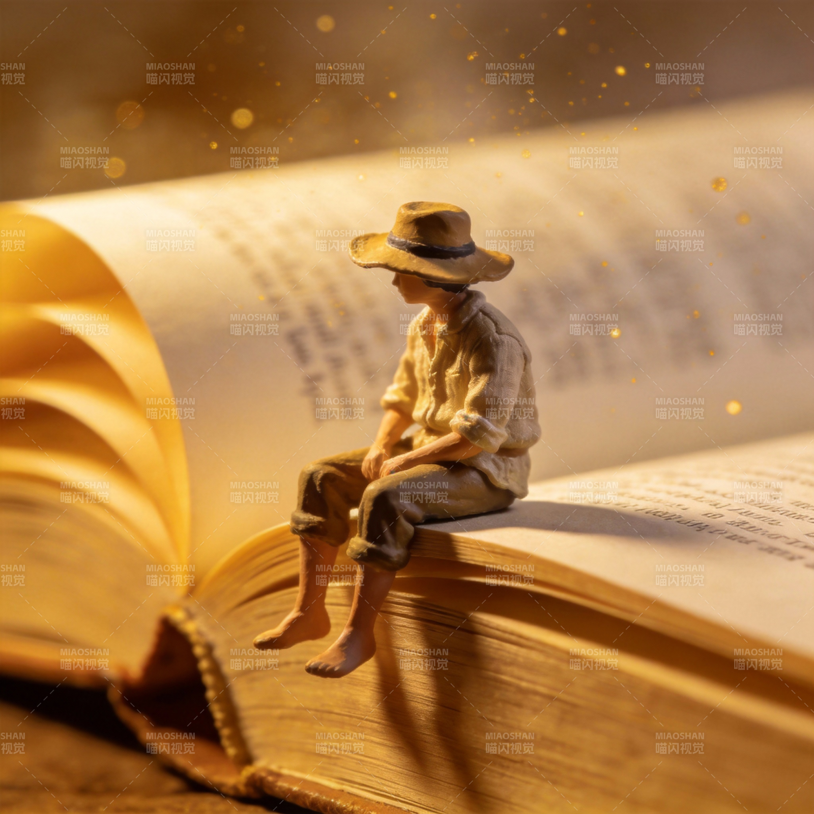 书页上的旅人图片