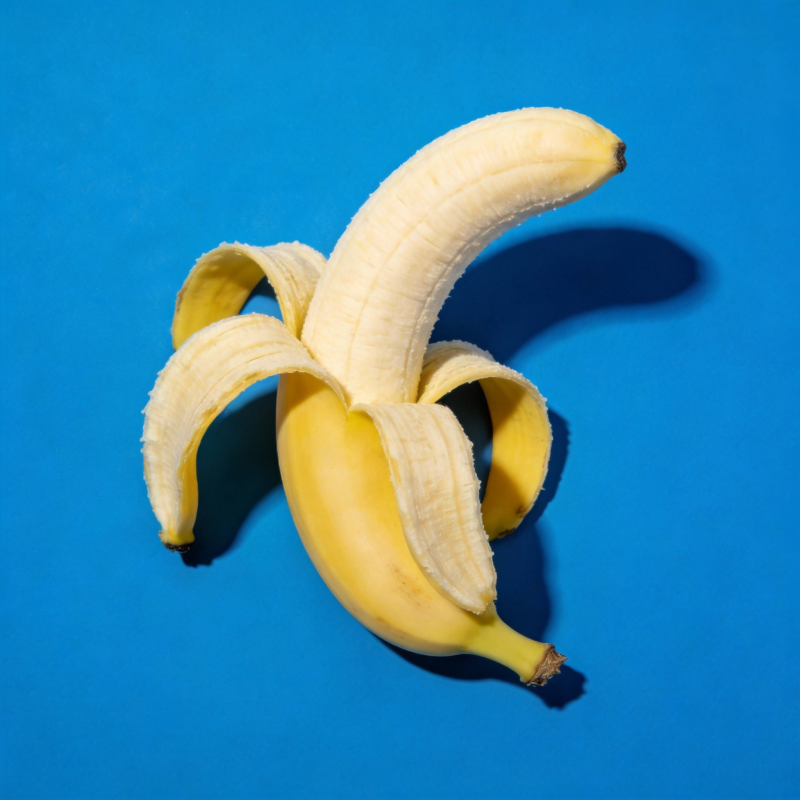 香蕉剥皮 蓝色背景图片
