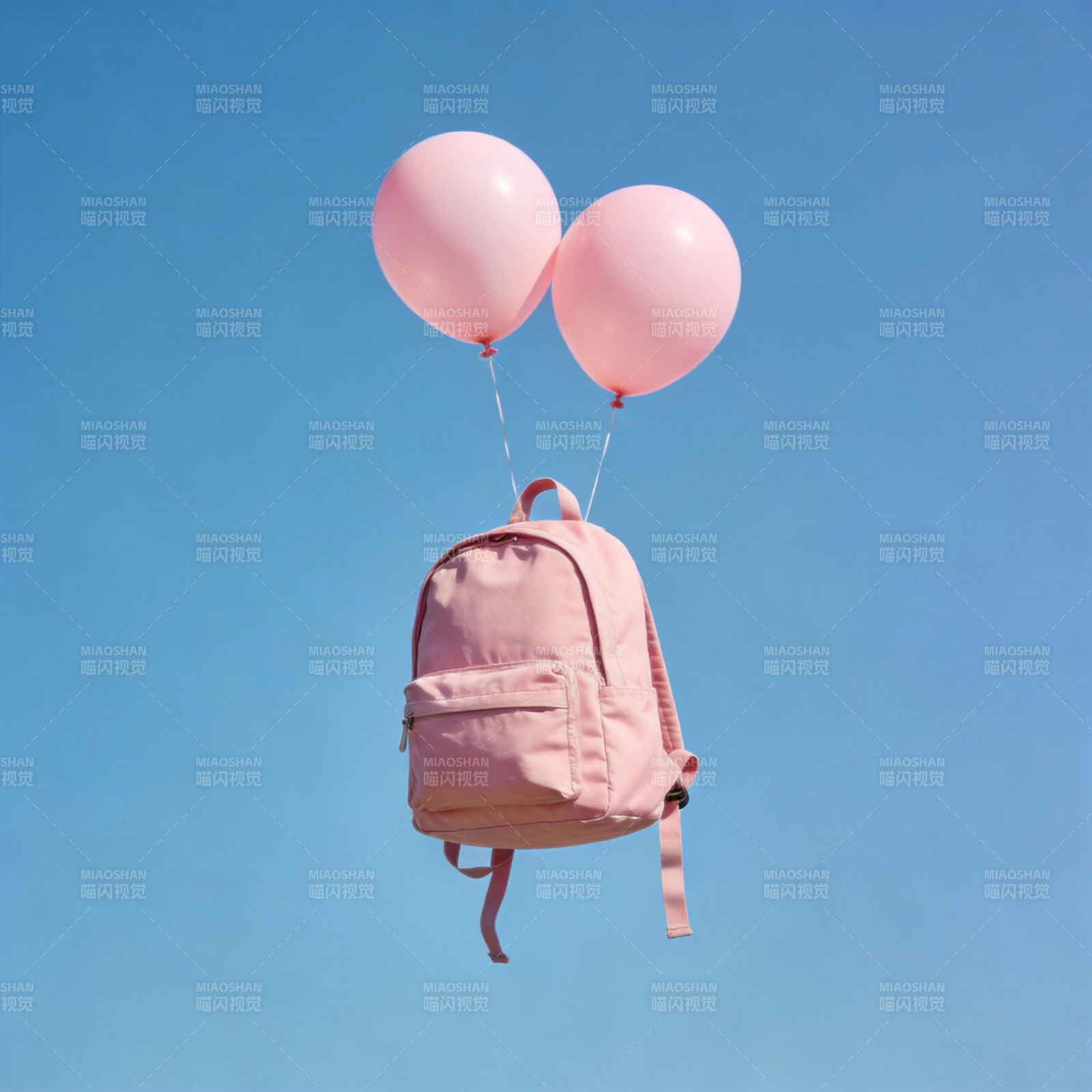 粉包飘浮蓝天图片