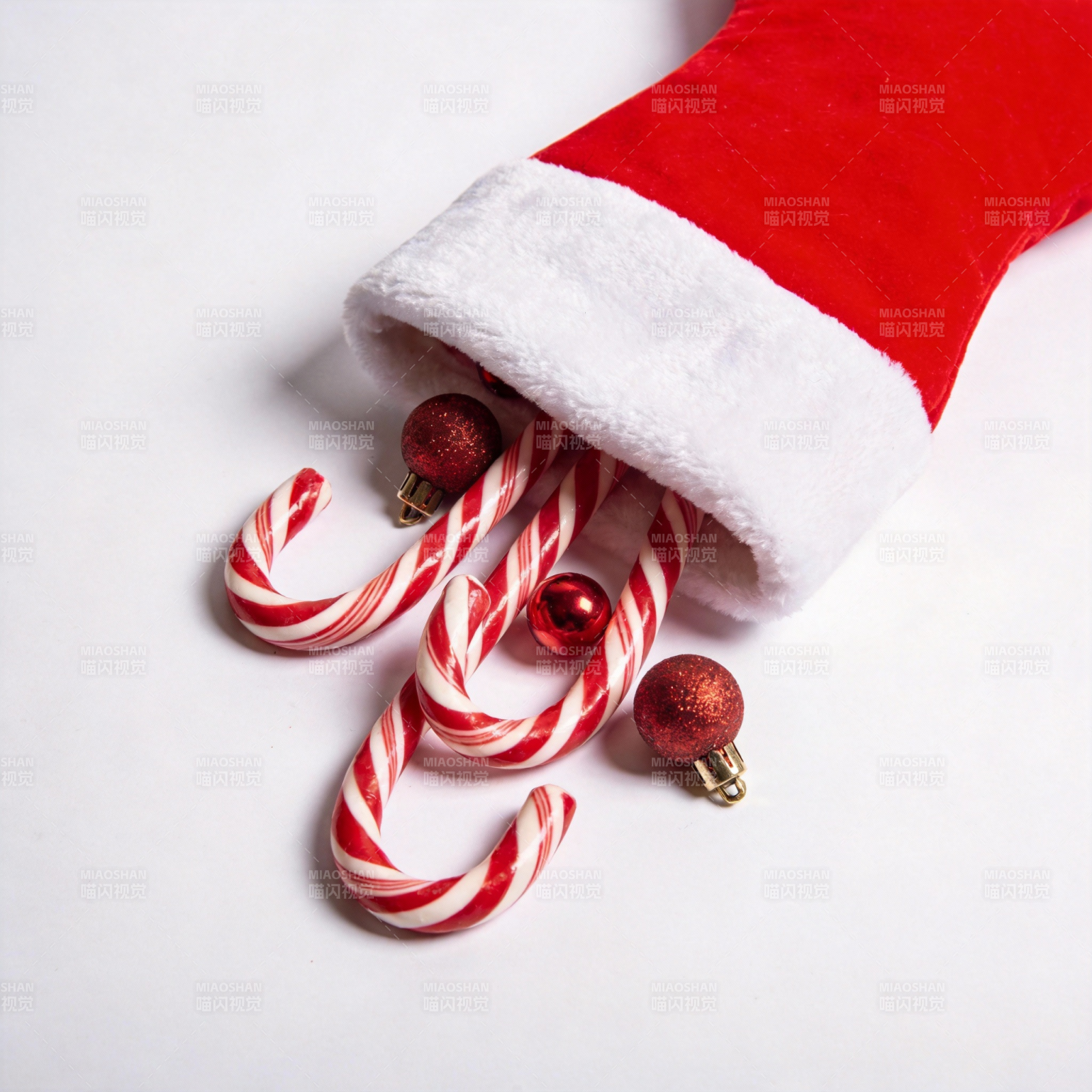 圣诞袜里的糖果与彩球图片