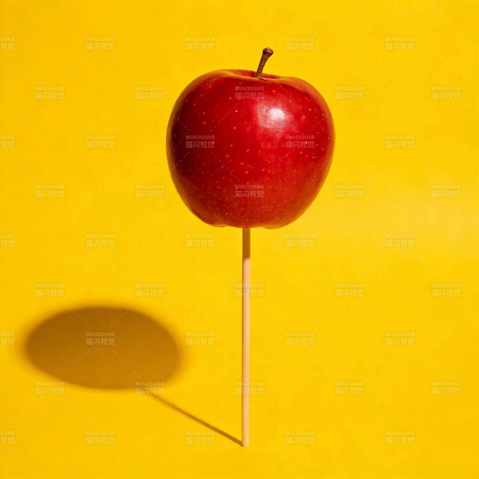 红苹果立于黄底图片