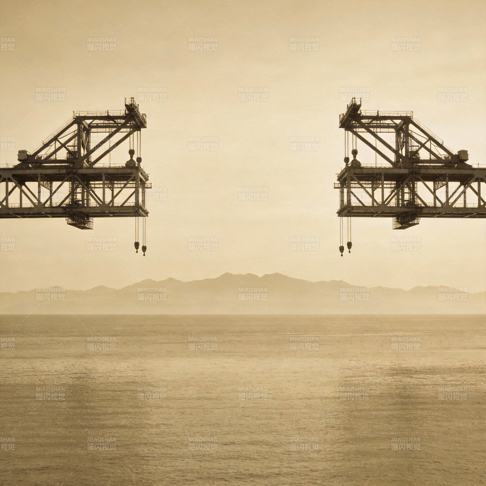 港口吊塔与远山图片