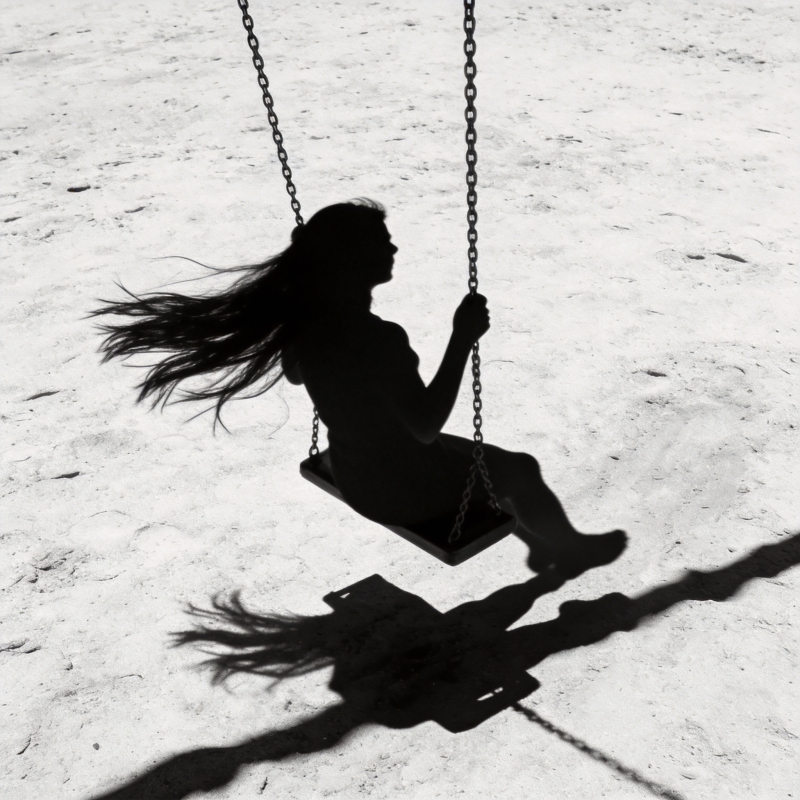 秋千上的剪影图片