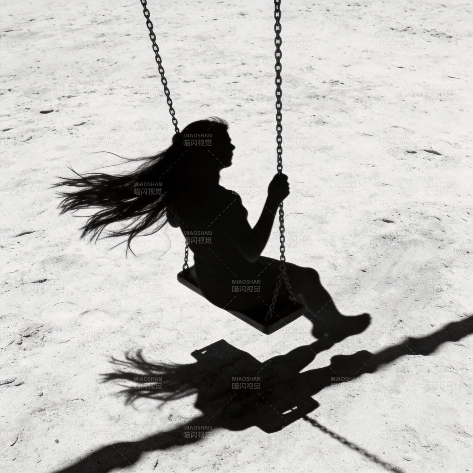 秋千上的剪影图片