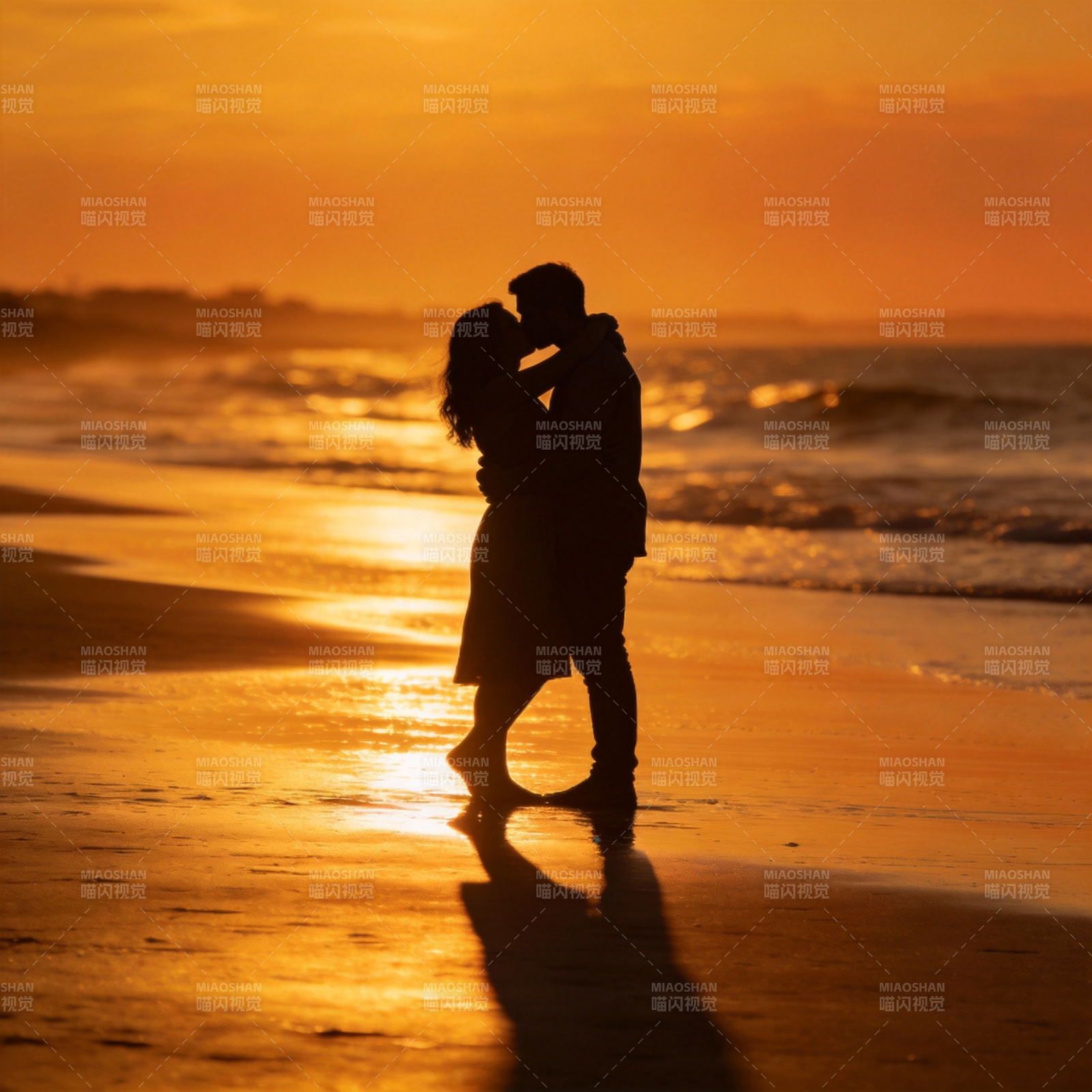夕阳下的恋人剪影图片
