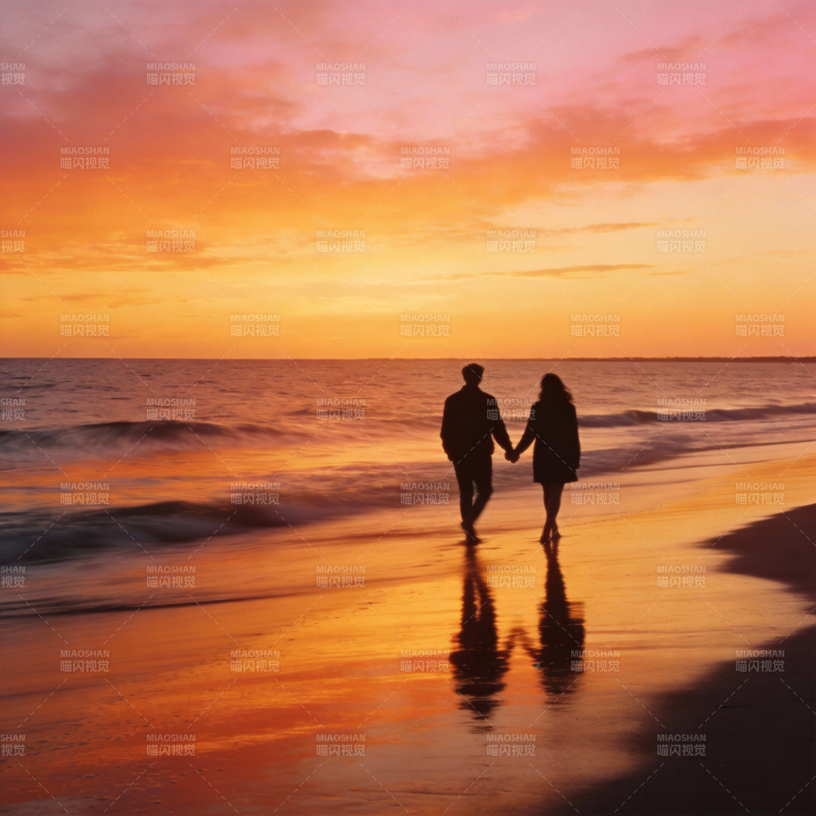 夕阳下的恋人图片