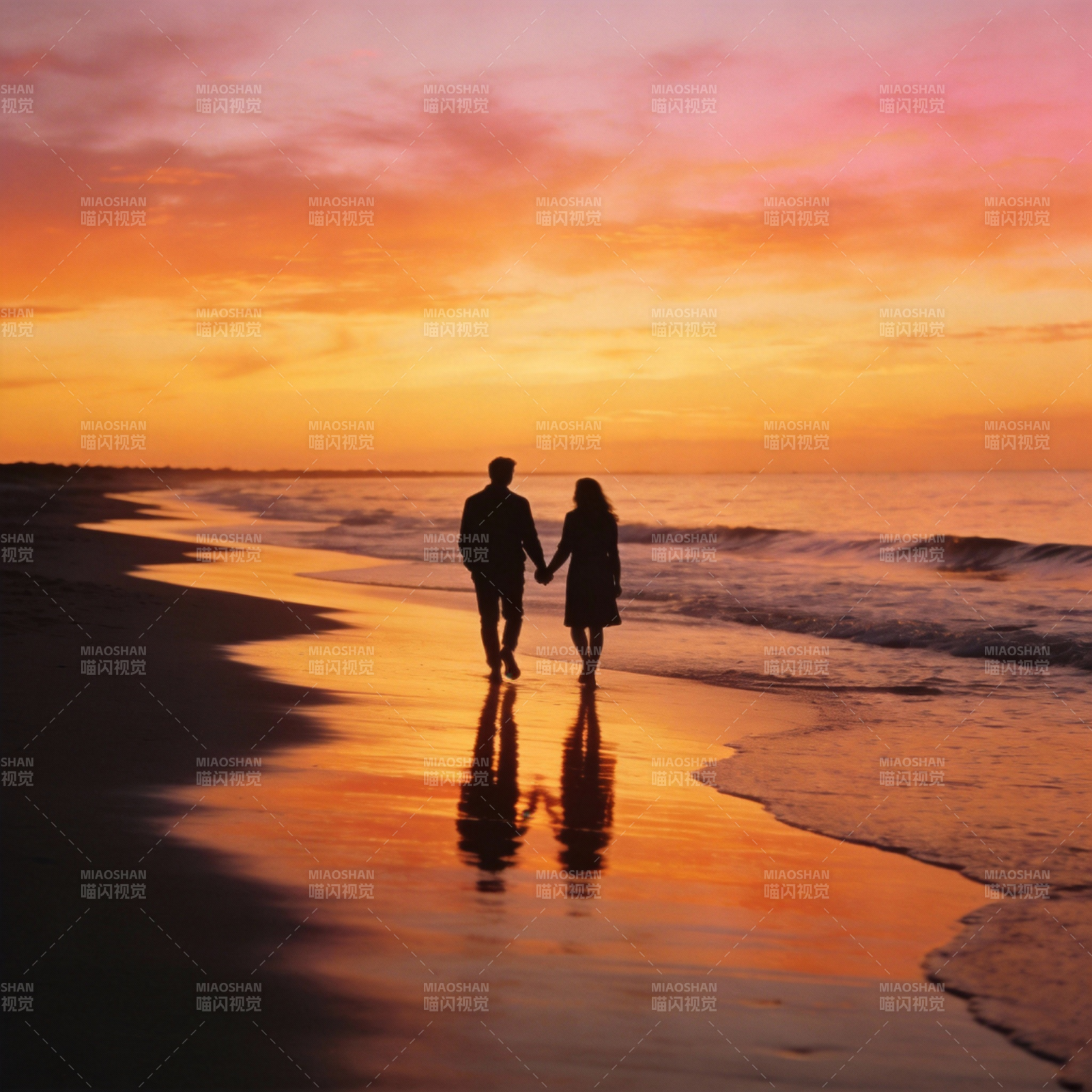 夕阳下的海滩情侣图片