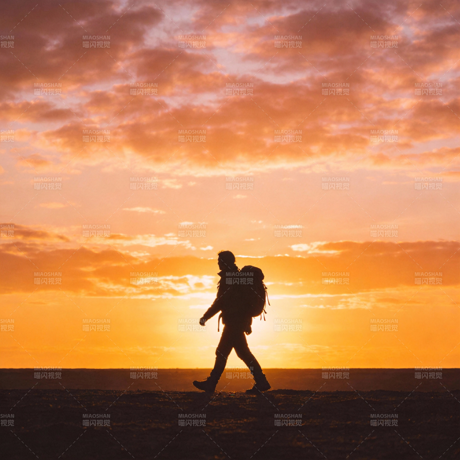 夕阳下的行者图片