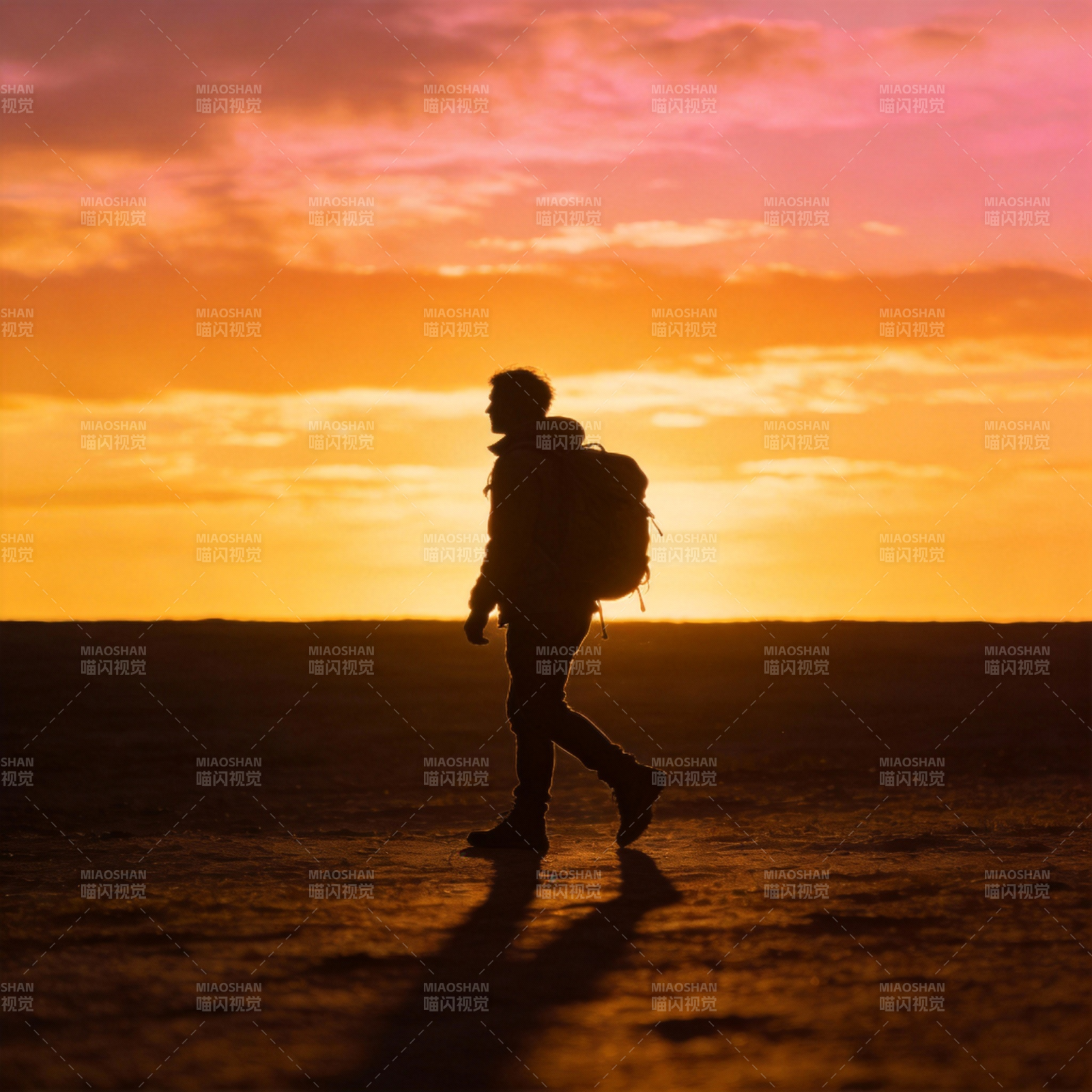 夕阳下的旅人剪影图片