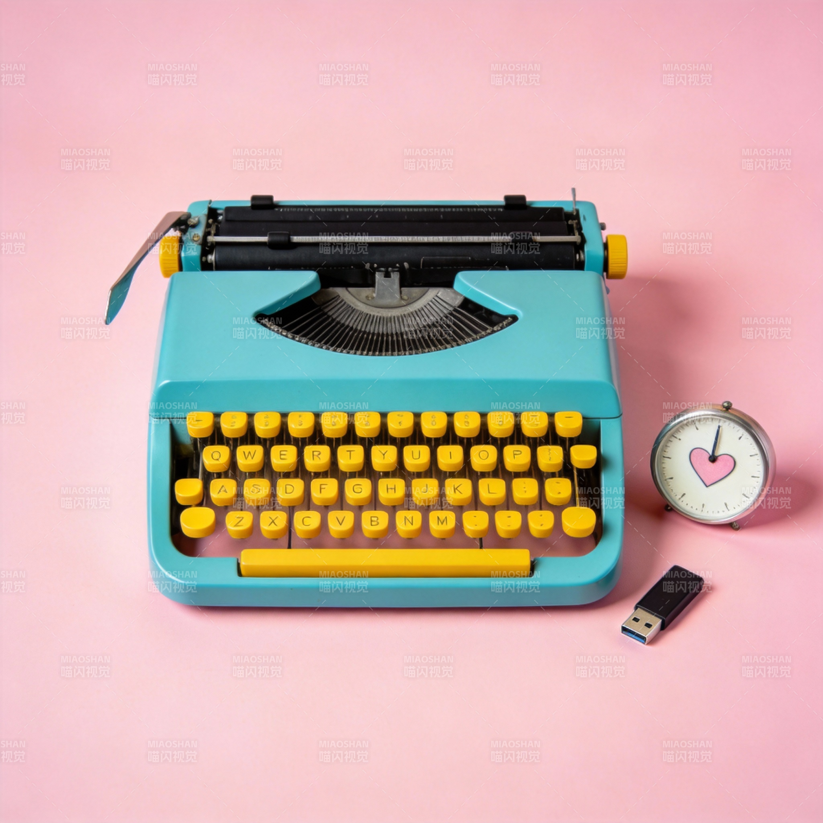 复古打字机与心形钟图片