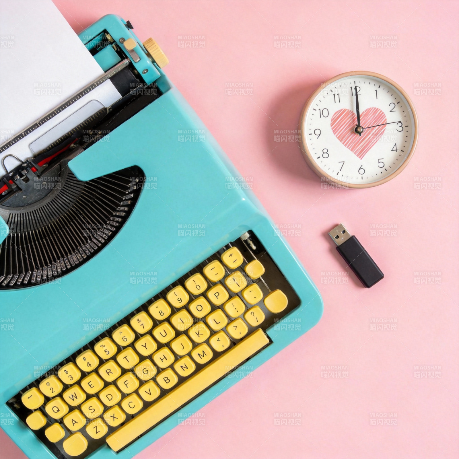 复古打字机与爱心时钟图片