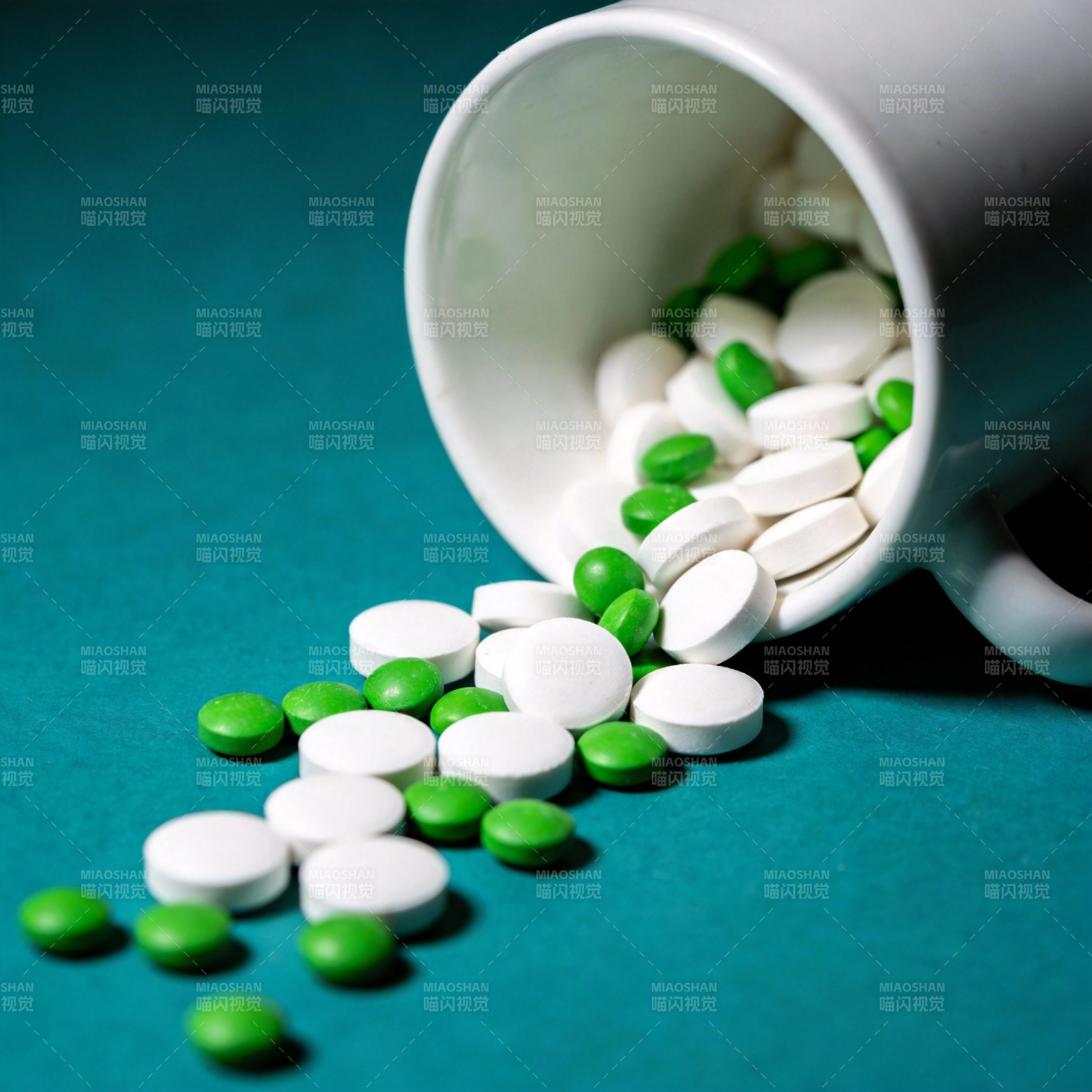 药片倾泻而出图片