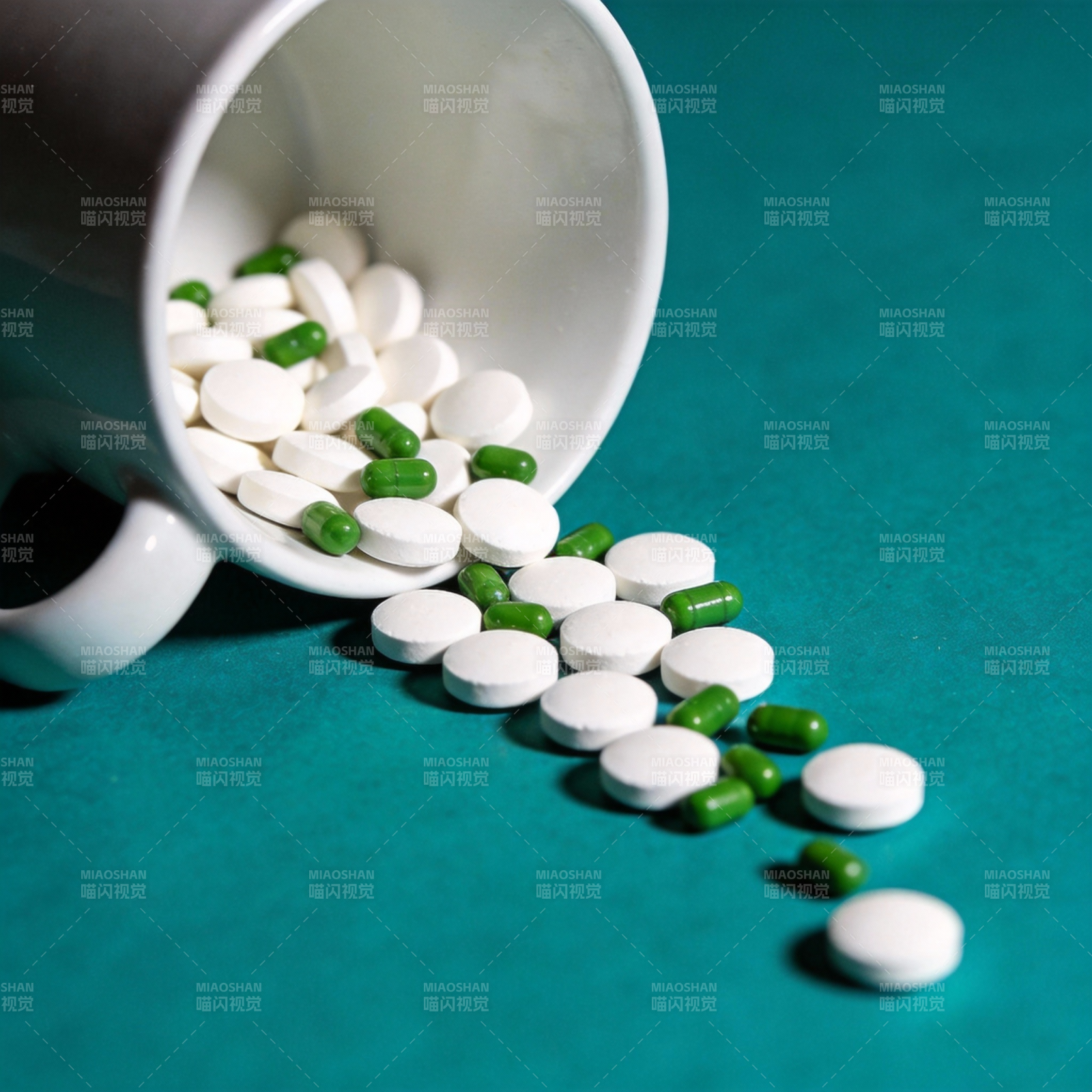 药片倾泻而出图片