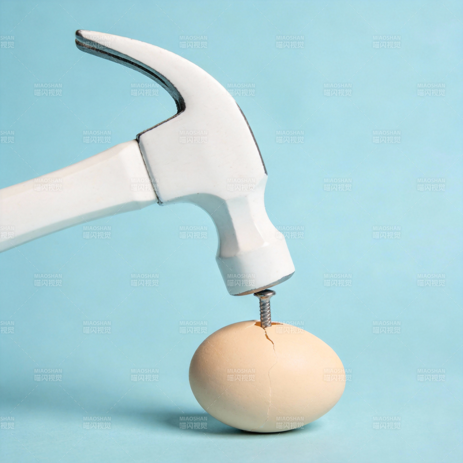 锤击蛋壳 裂痕初现图片