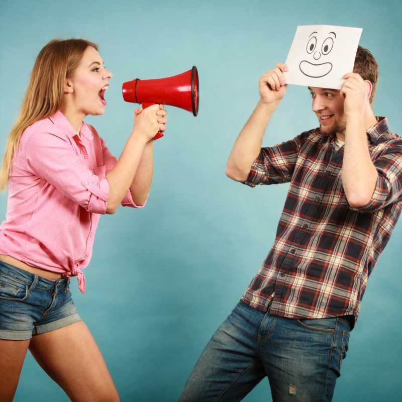 女生怒吼男生捂脸图片