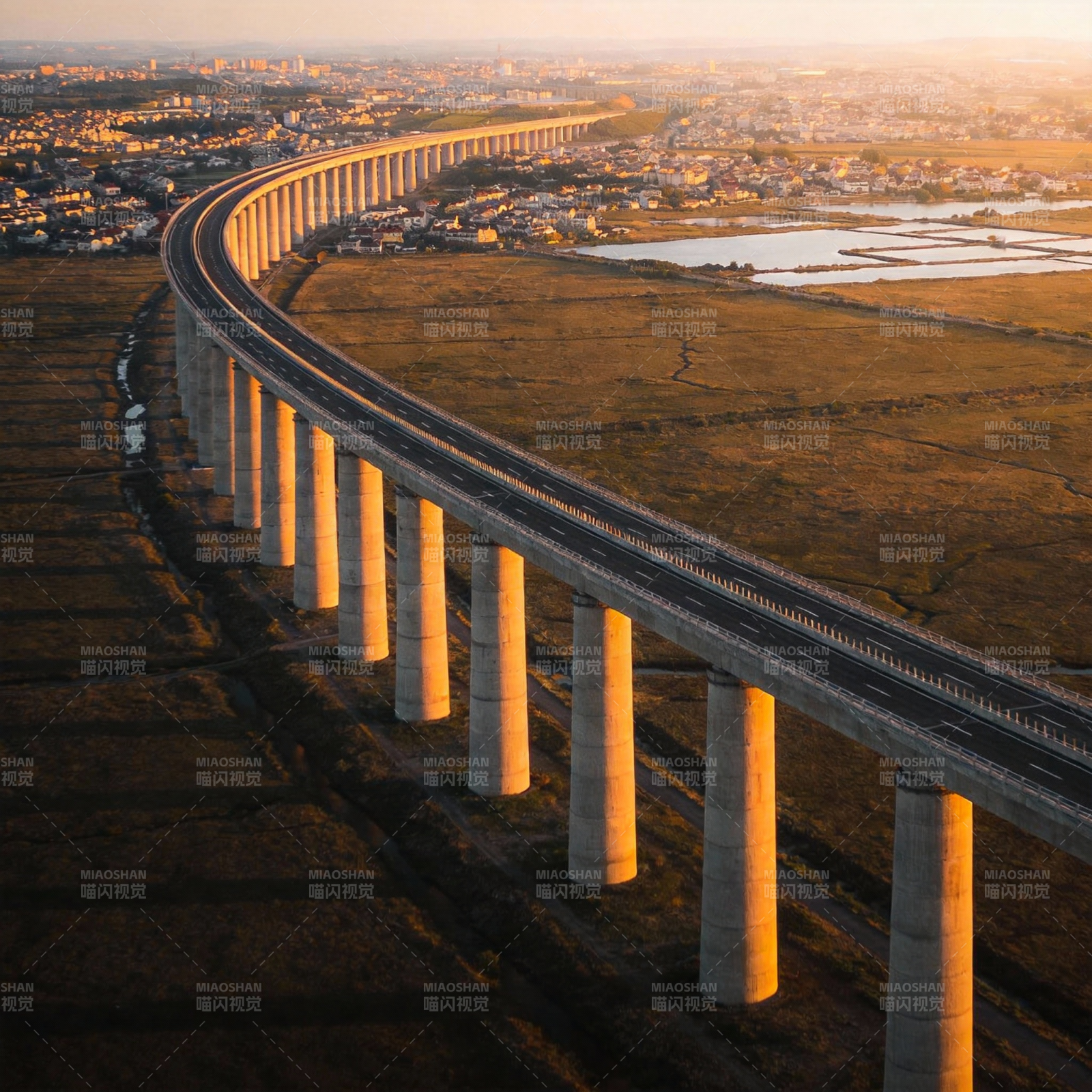 夕阳下的高架桥图片