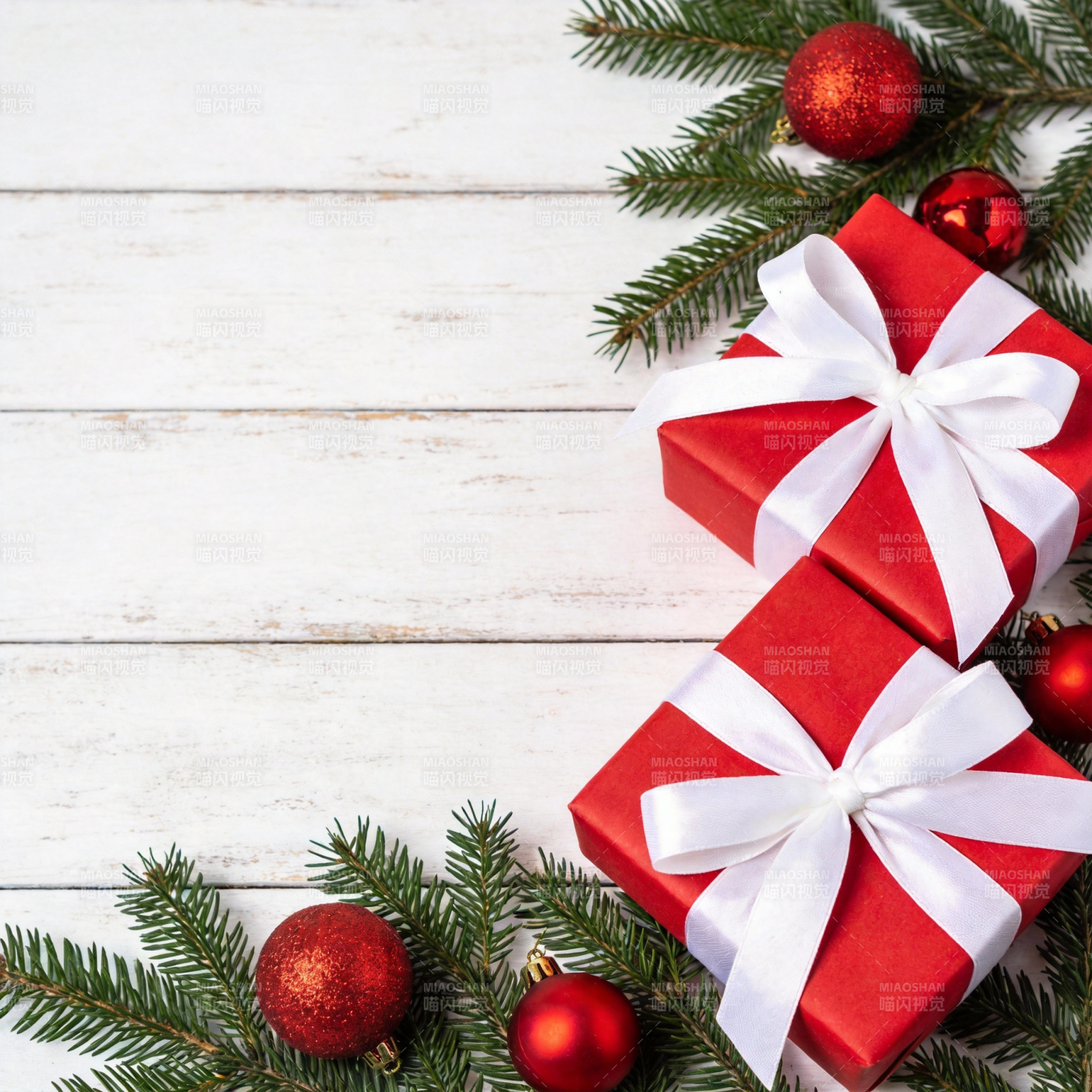 圣诞礼物与松枝装饰图片