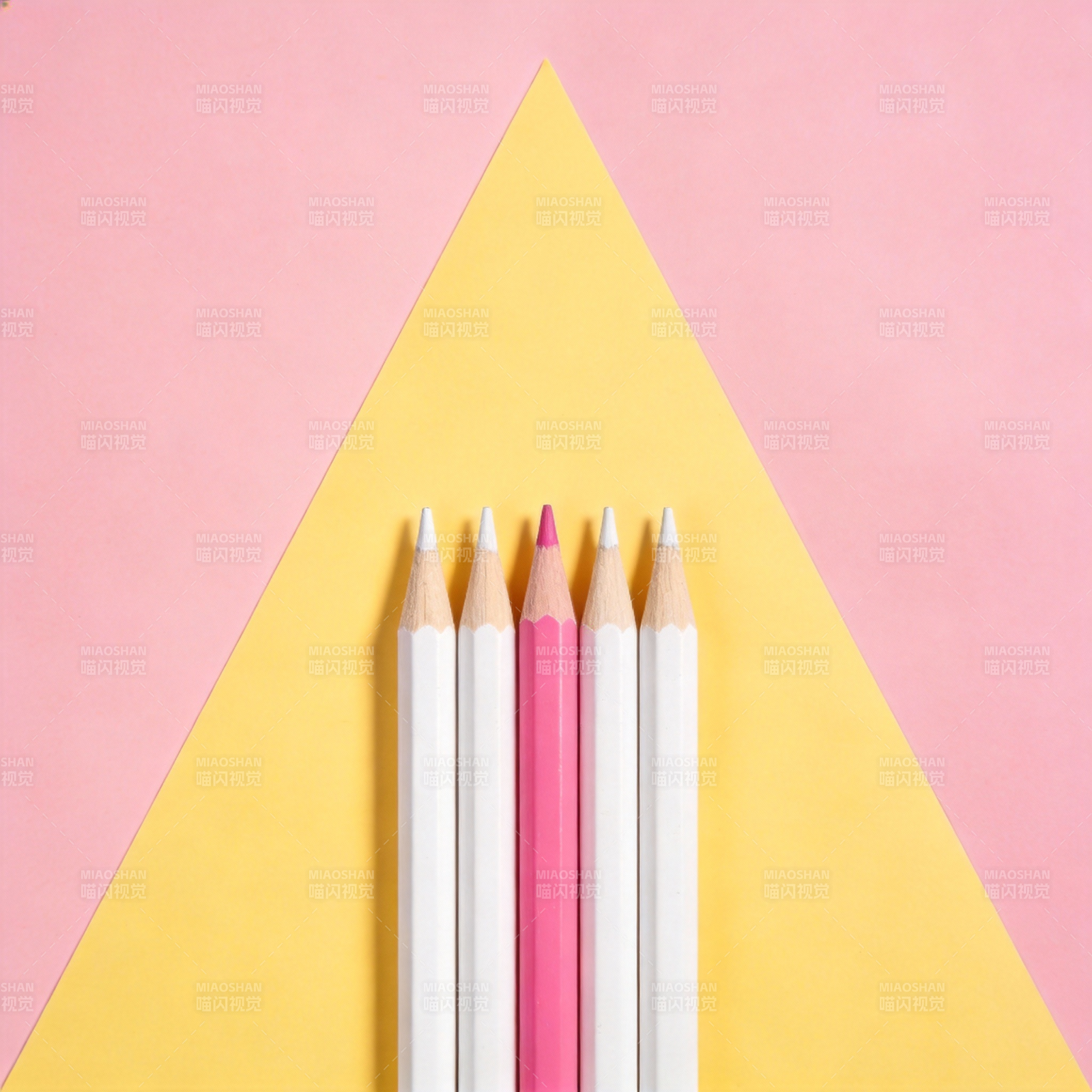 五支铅笔 粉黄背景图片