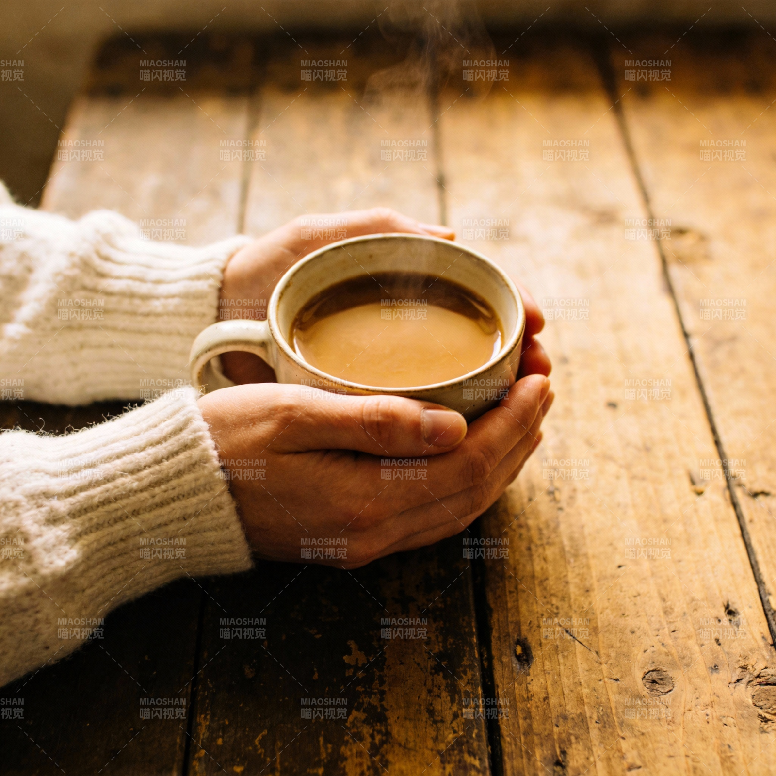 暖手捧热茶图片