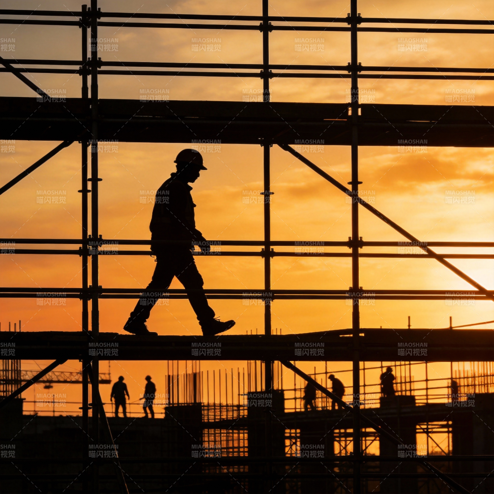 夕阳下的建筑工人图片