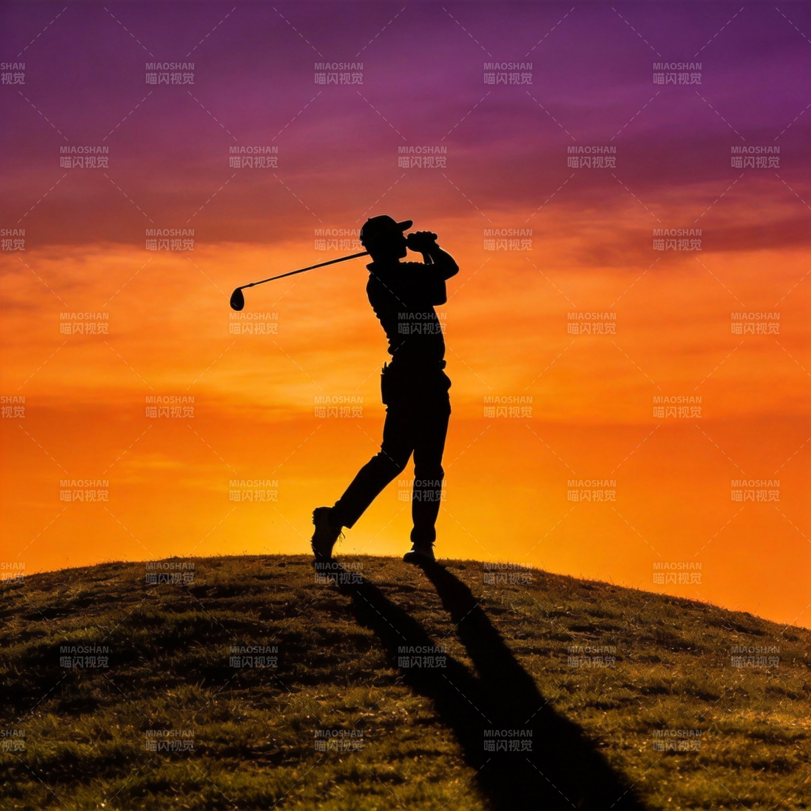夕阳下的高尔夫挥杆图片
