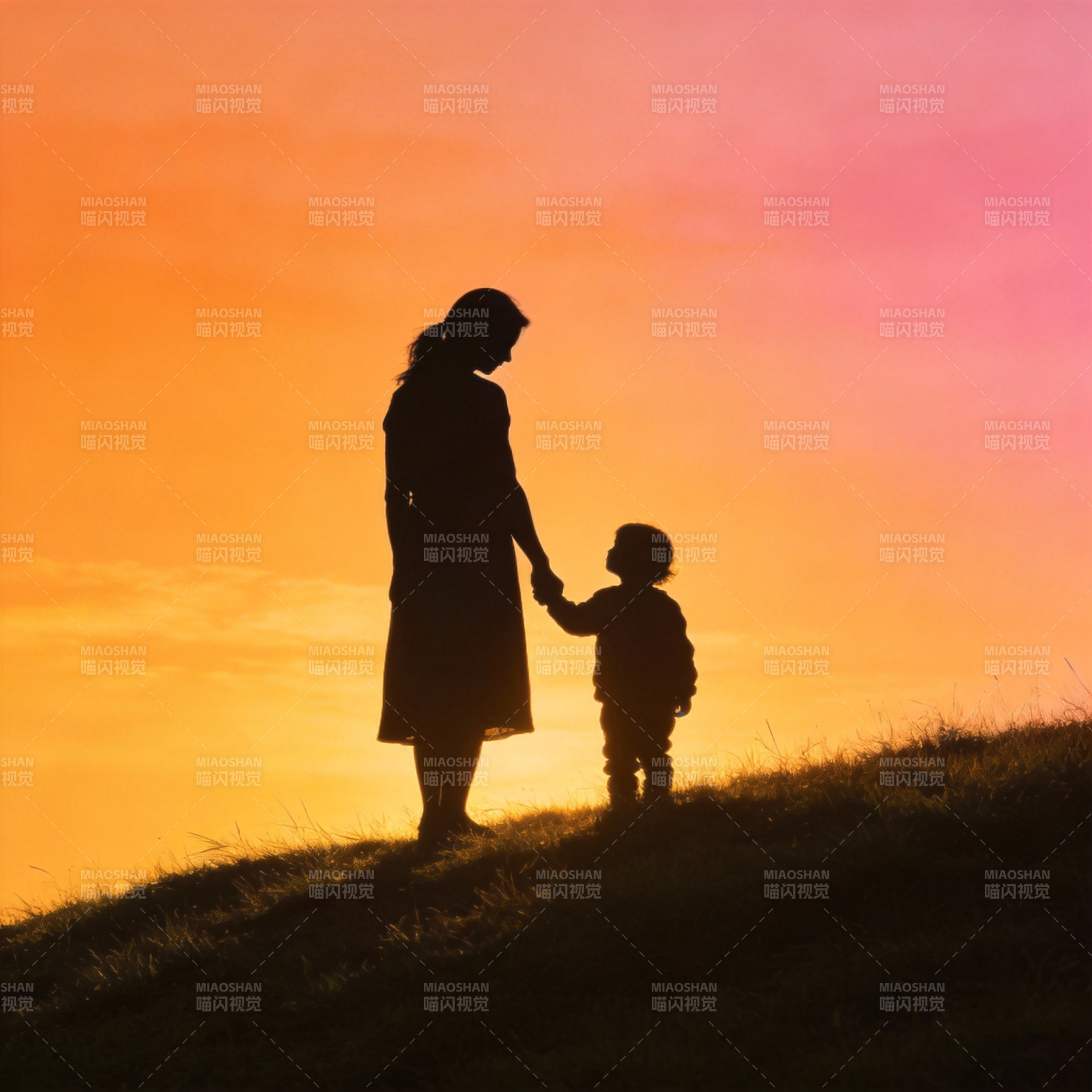 母子牵手夕阳下图片