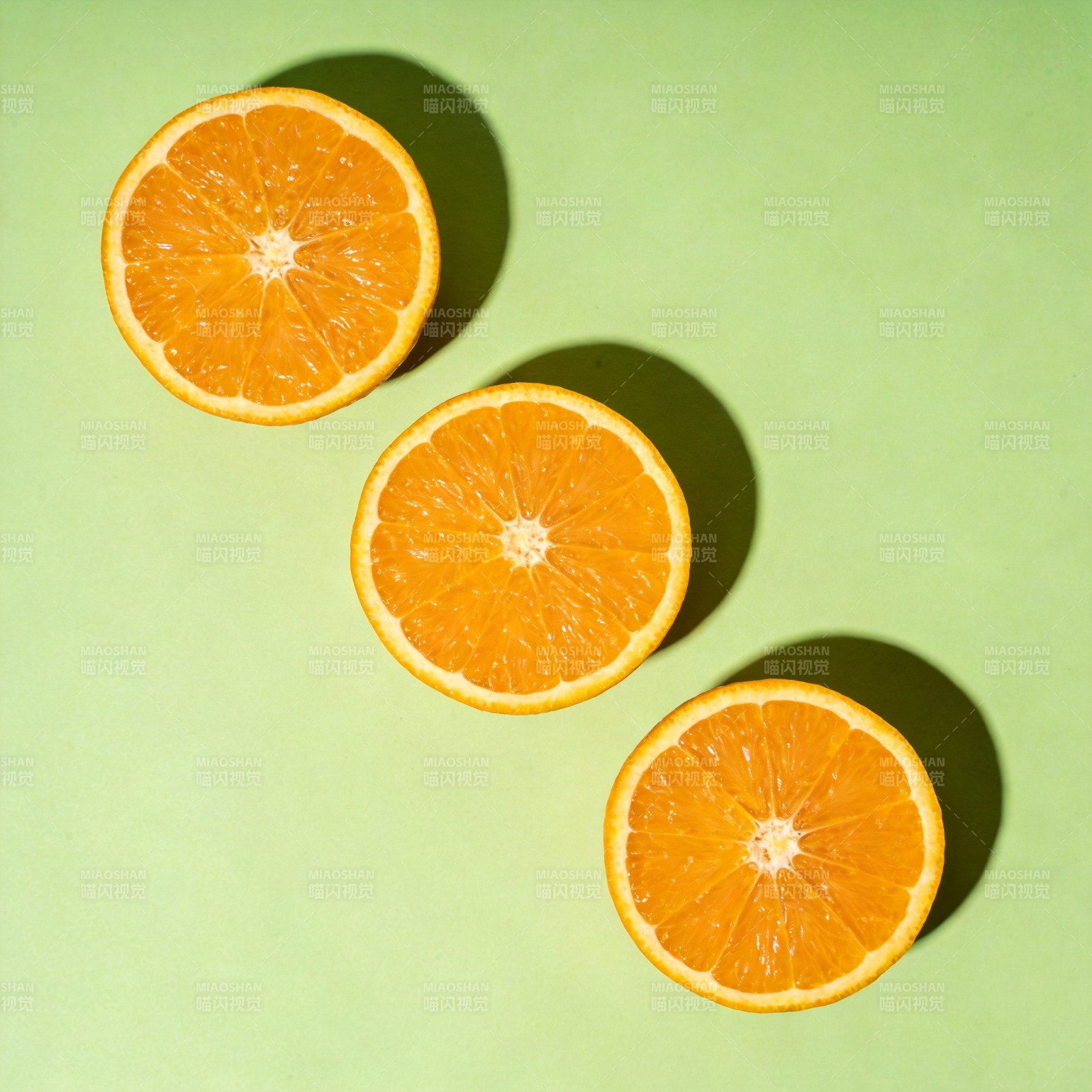 橙子切片 清新绿底图片