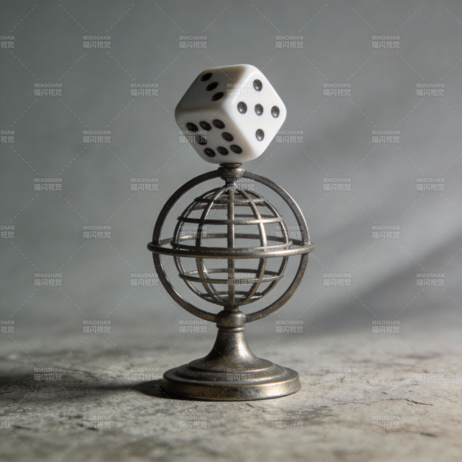骰子立于金属地球仪图片
