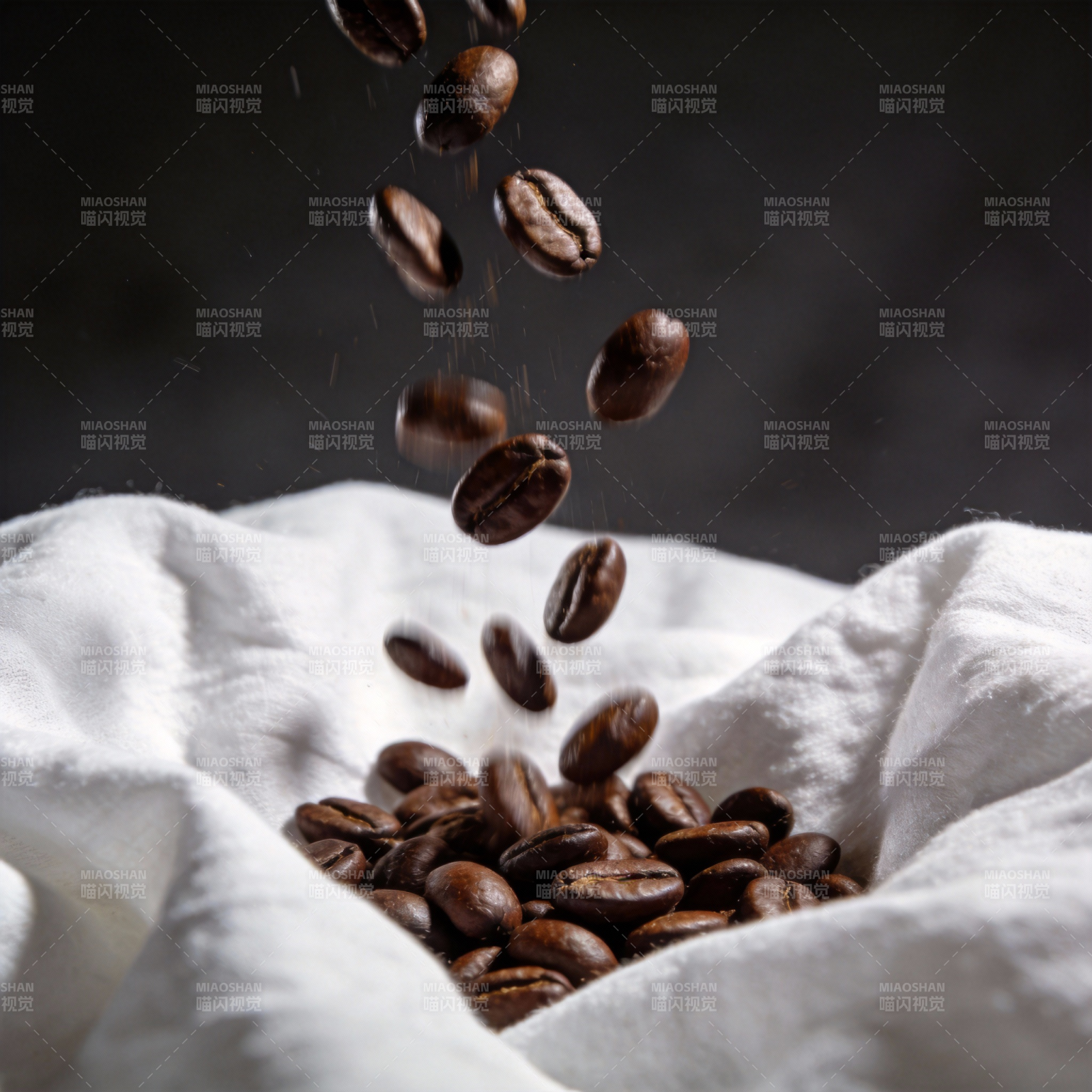 咖啡豆落入布袋图片