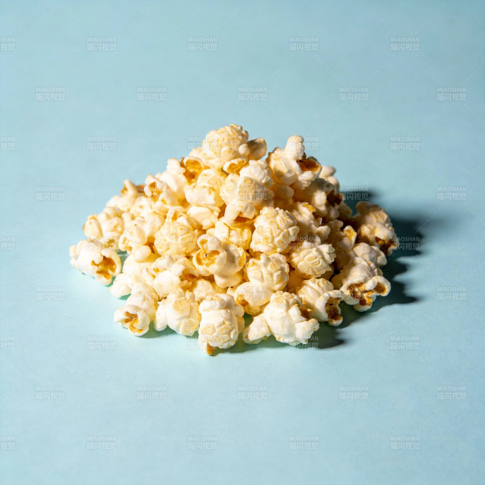 金黄爆米花堆图片