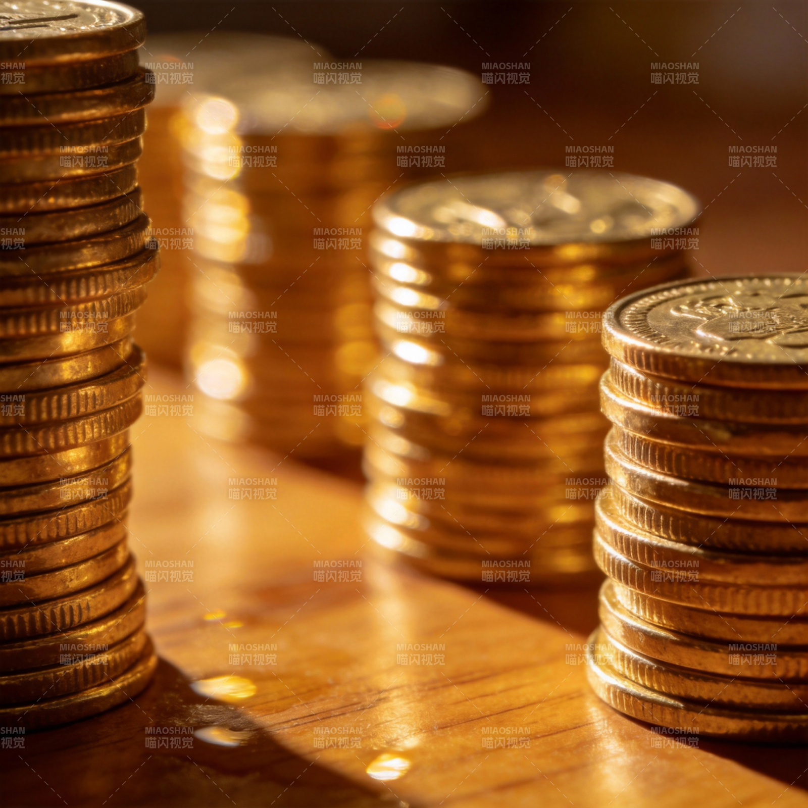 金币堆叠光影交错图片