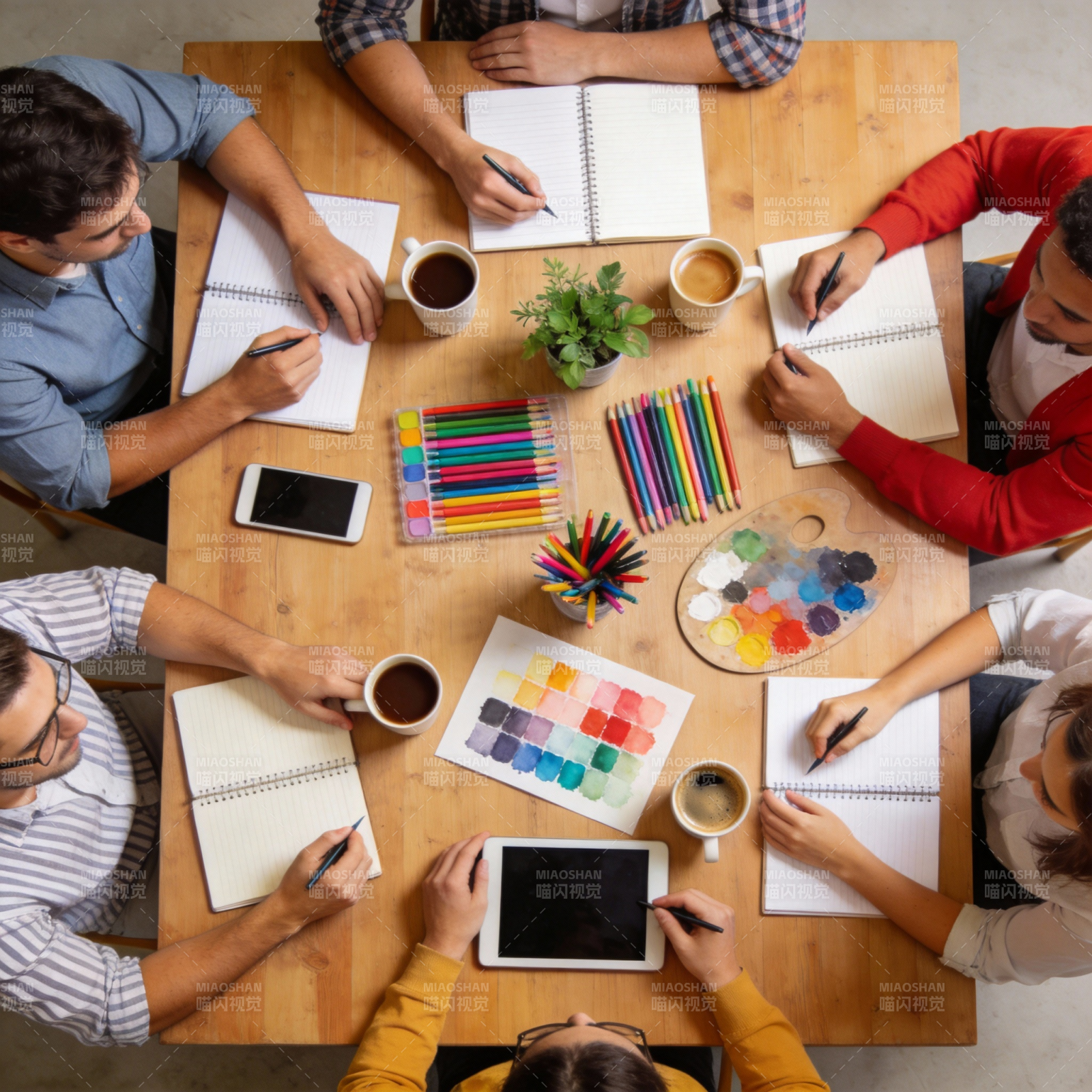 团队创意协作时刻图片