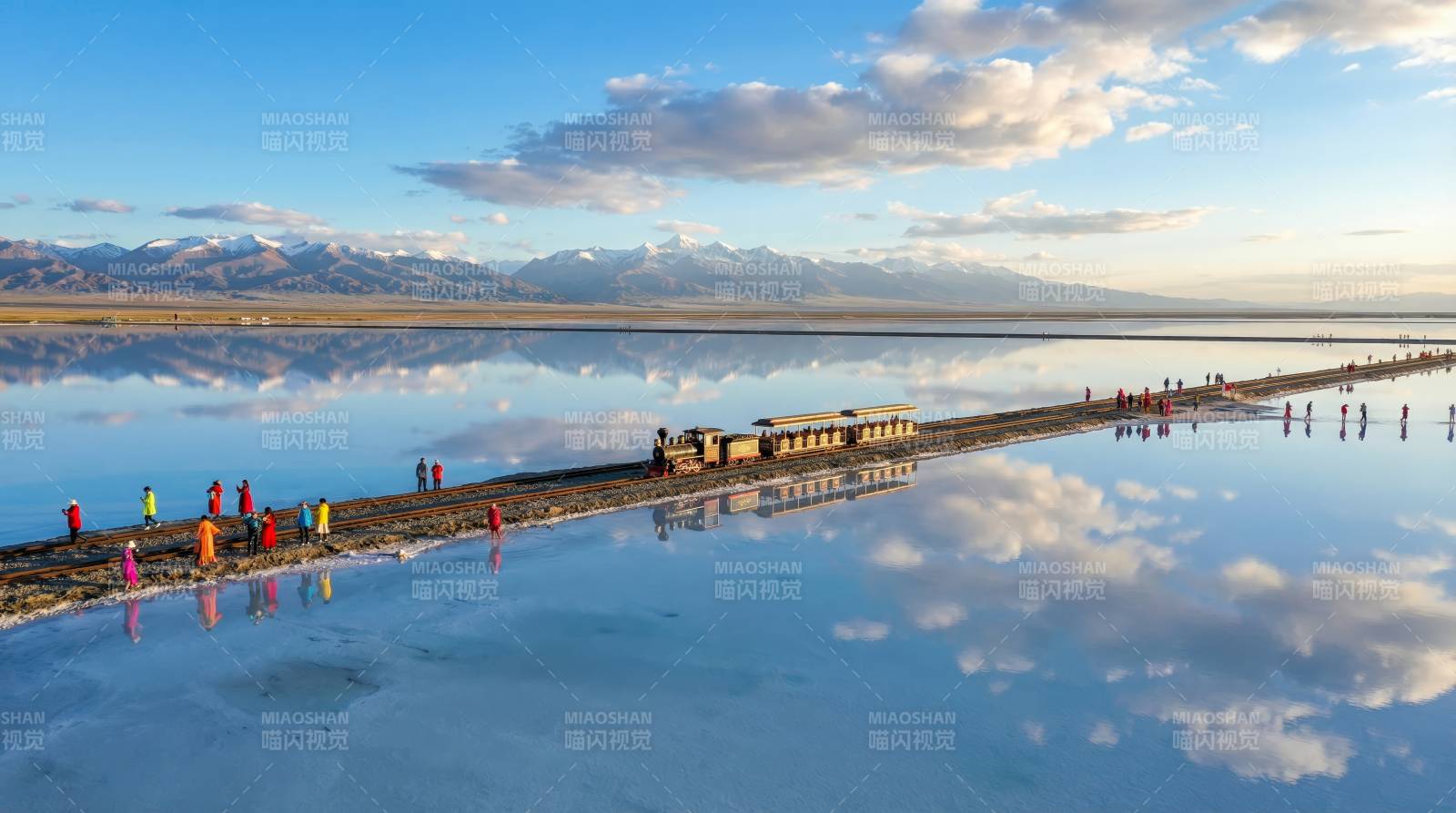 湖面倒影火车行图片