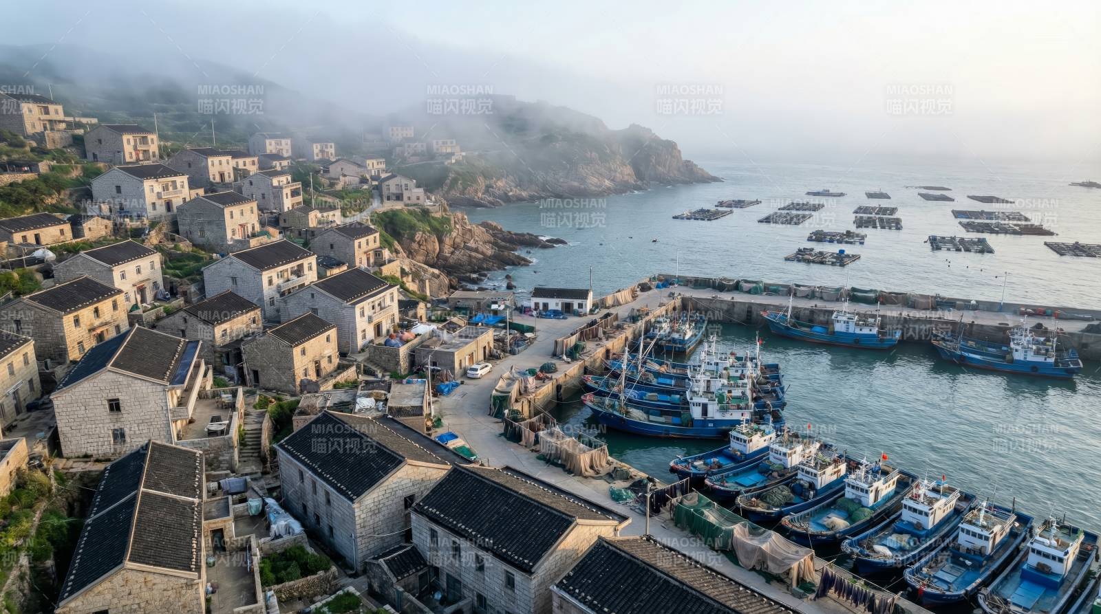 渔村晨雾海景图片