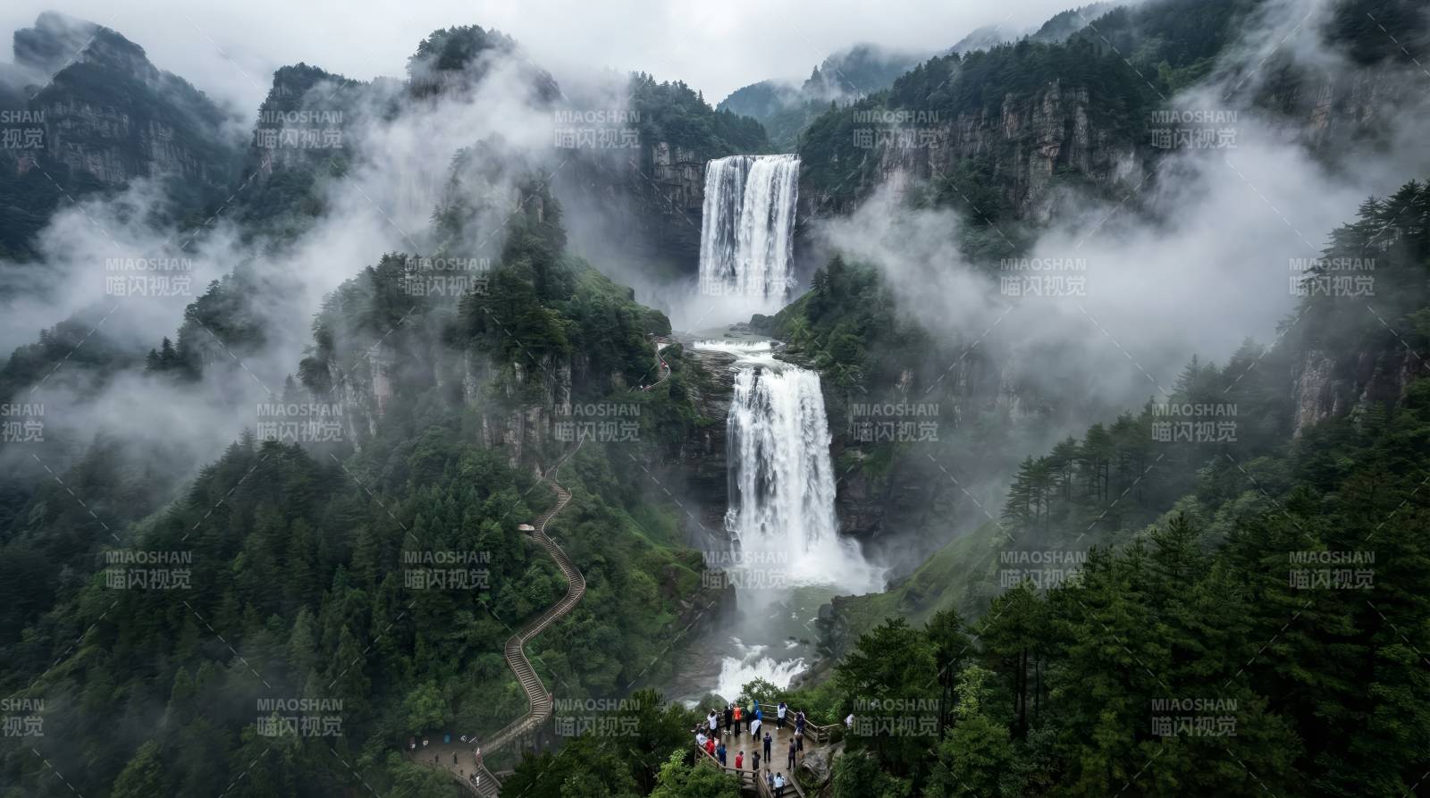 云雾缭绕瀑布美景图片