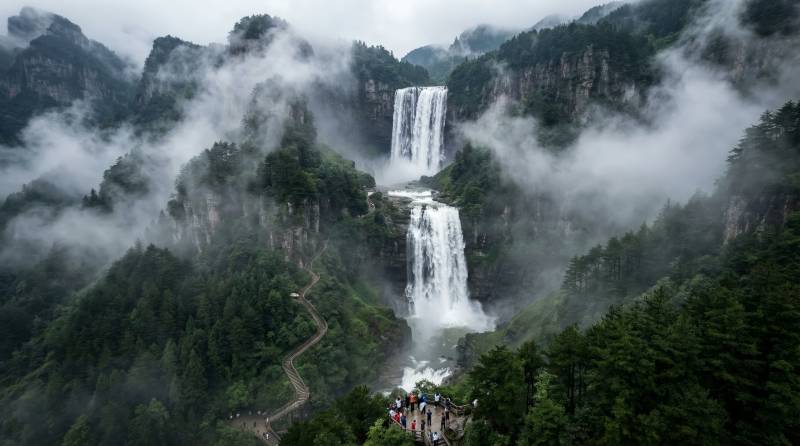 云雾缭绕瀑布美景图片
