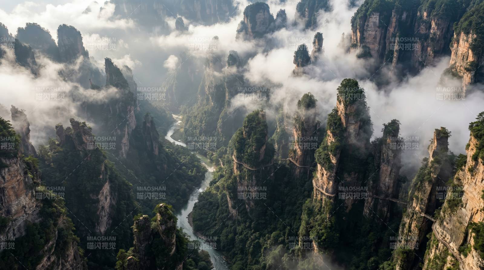 云雾缭绕山峰图片