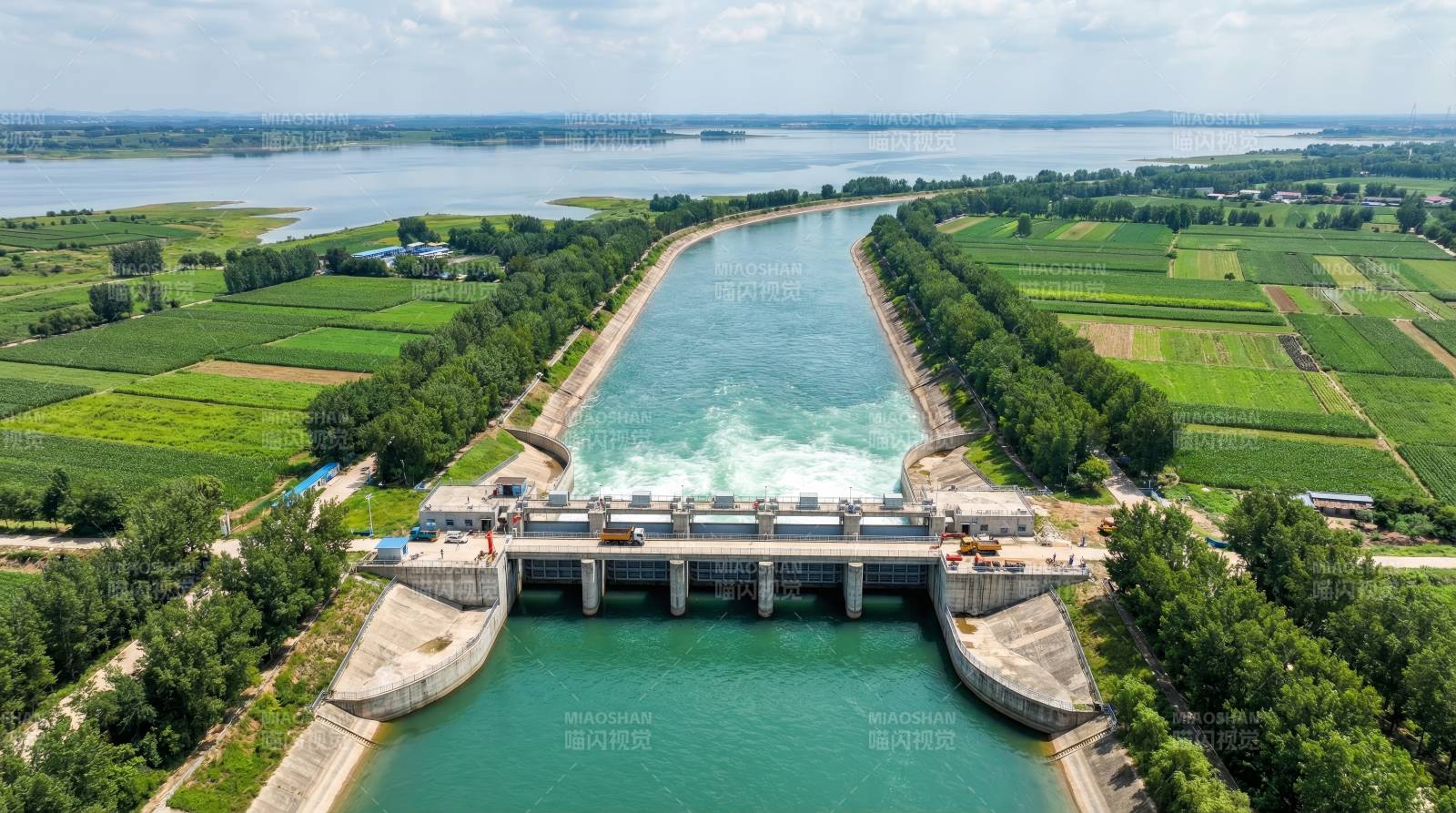 水坝泄洪图图片