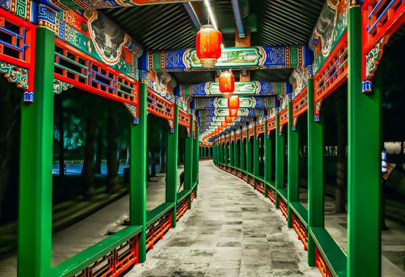 颐和园长廊夜景红灯映图片