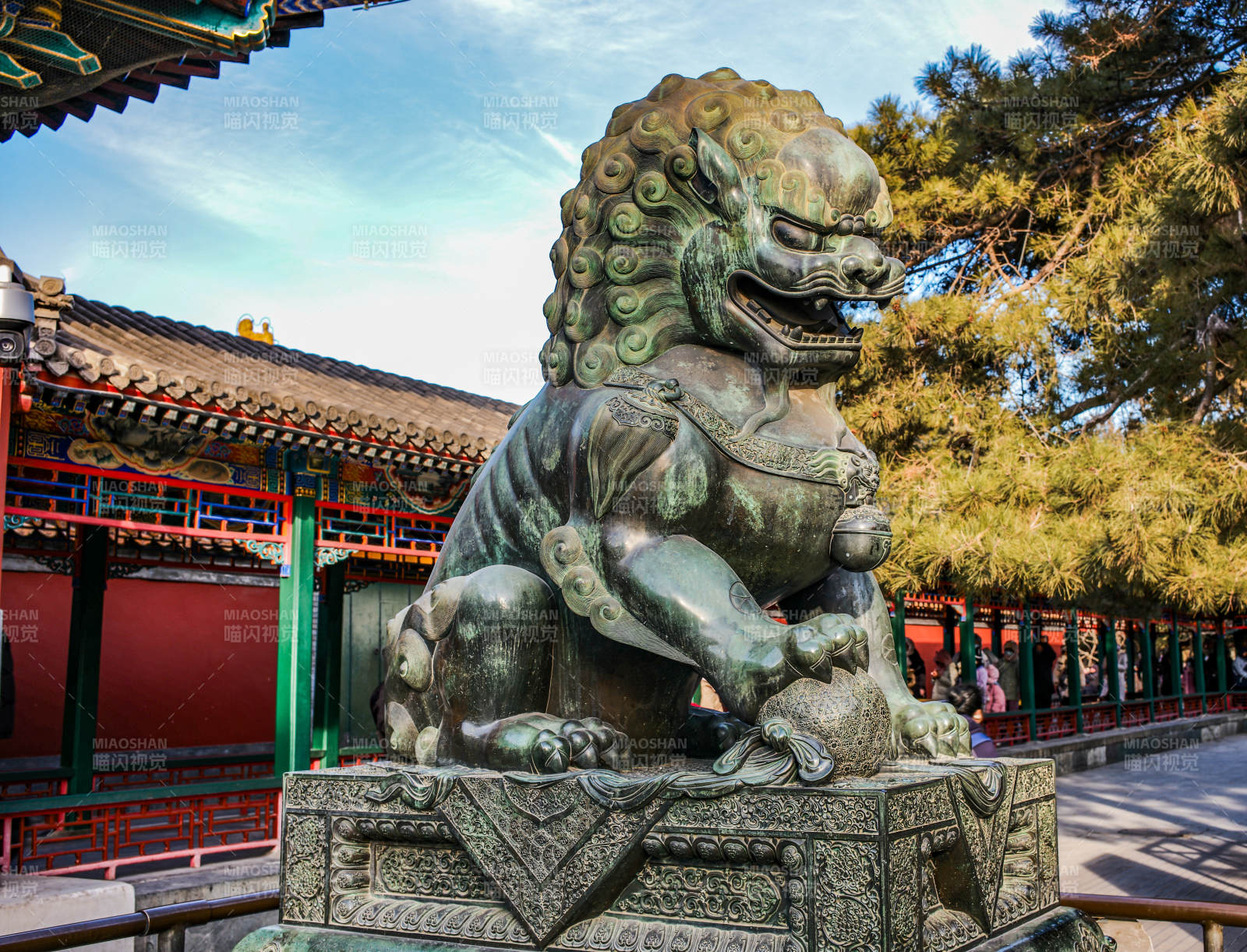 颐和园佛香阁 石狮守庙门图片